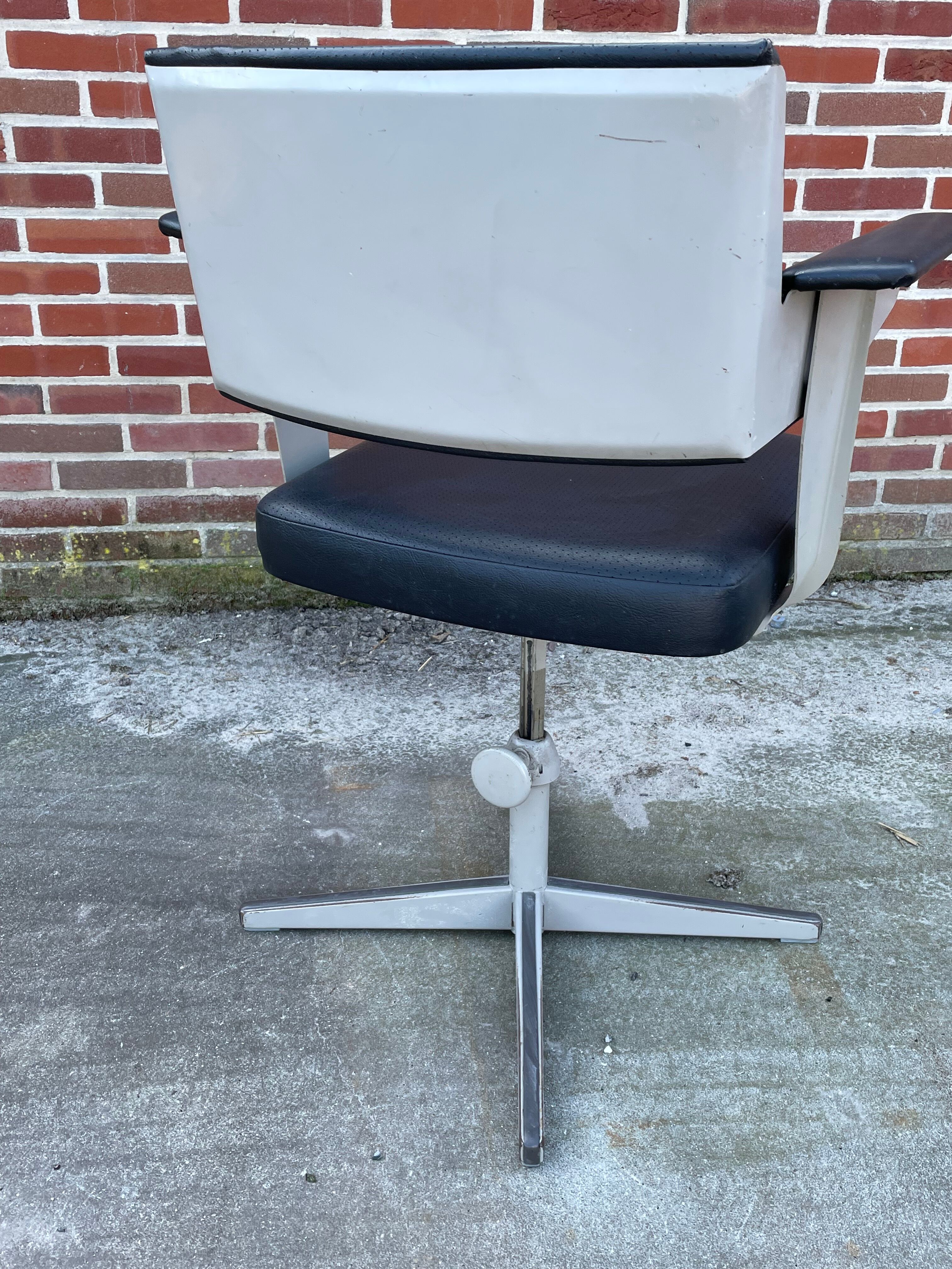 Friso kramer revolve desk chair for ahrend de cirkel 1960