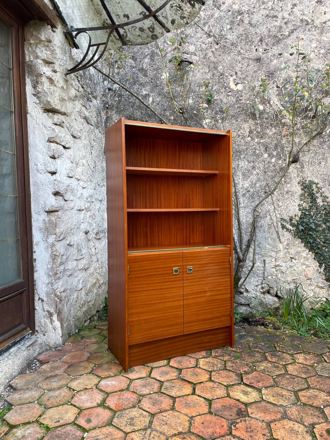 Vintage 1960s display cabinet.