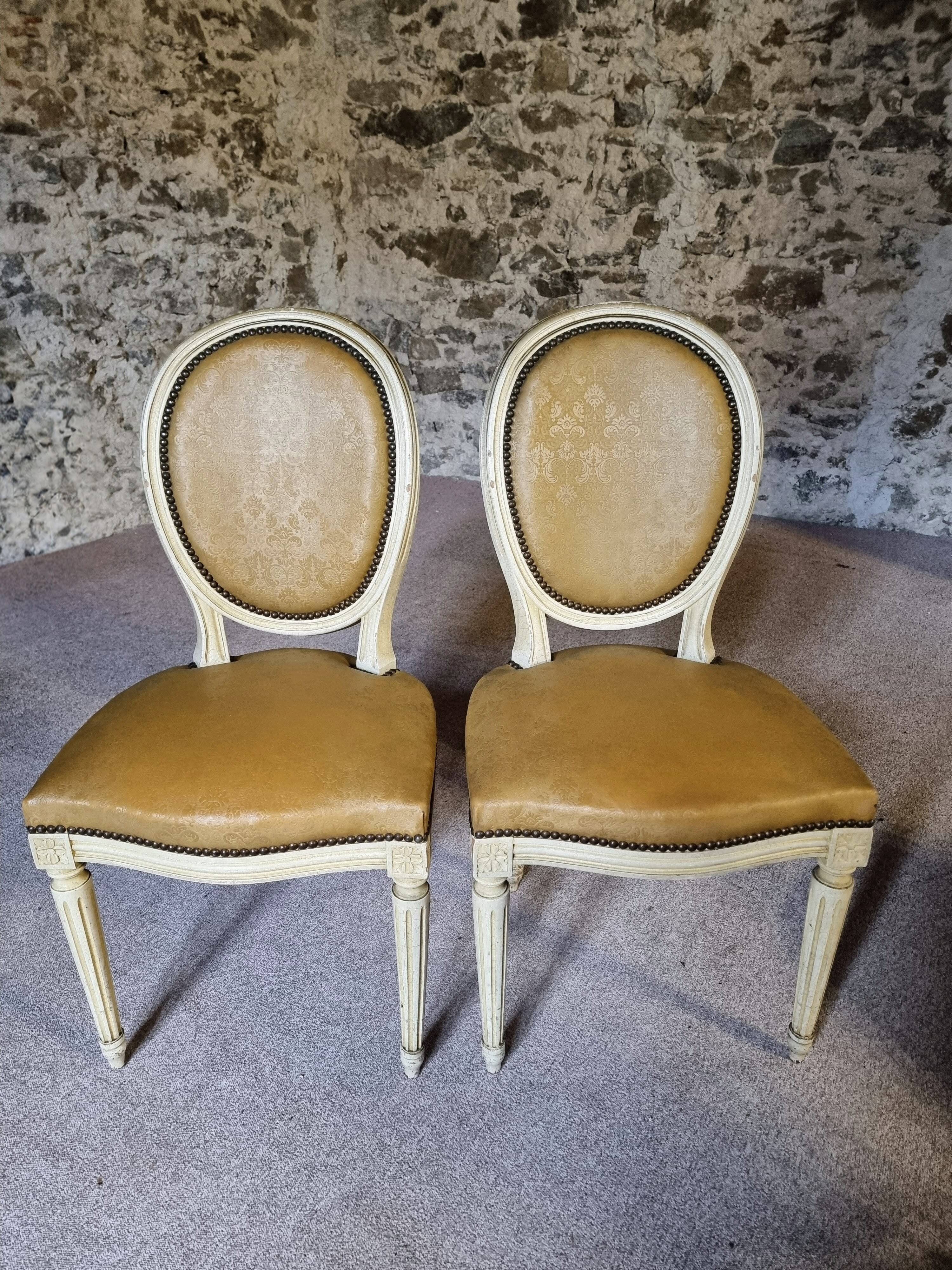 Chaises de salle à manger Louis XVI vintage – Ensemble de 8 chaises françaises sculptées en bois avec revêtement en simili cuir damassé caramel, années 1920/1930