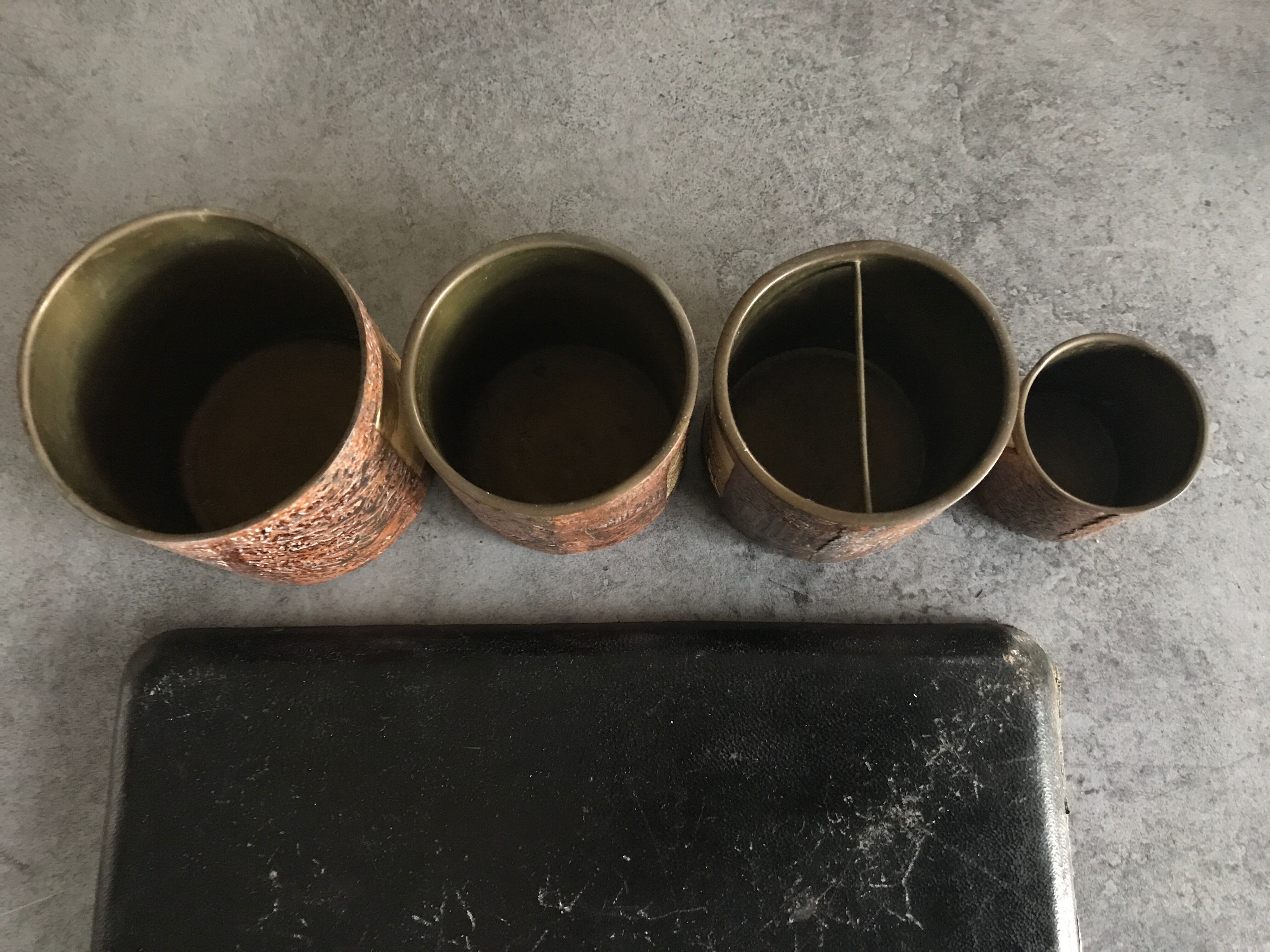 Nécessaire de bureau ancien laiton et cuir, 1 plateau avec 4 pots décor chasse à courre