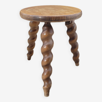 Tripod stool twisted feet