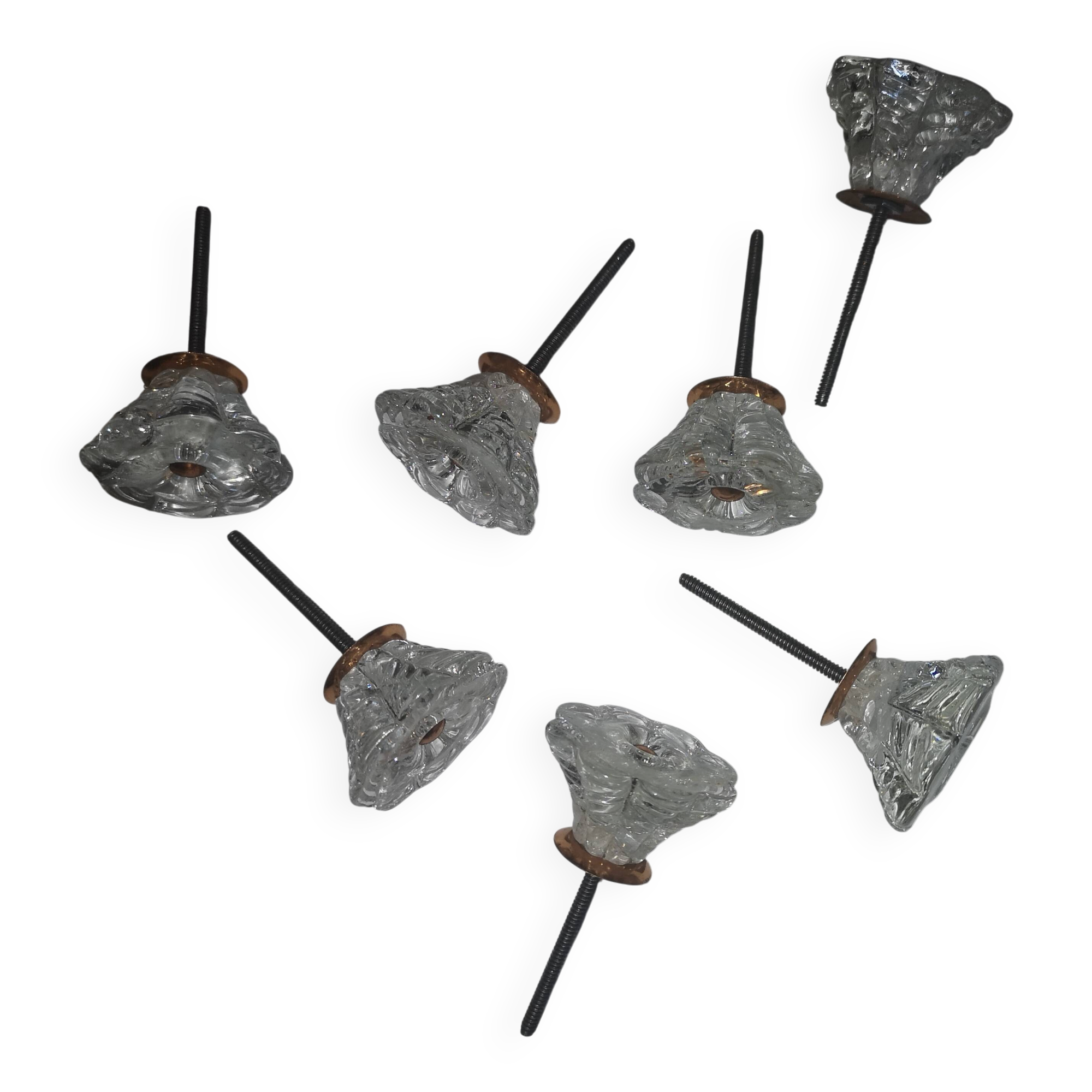 7 anciens boutons de meuble en verre épais transparent
