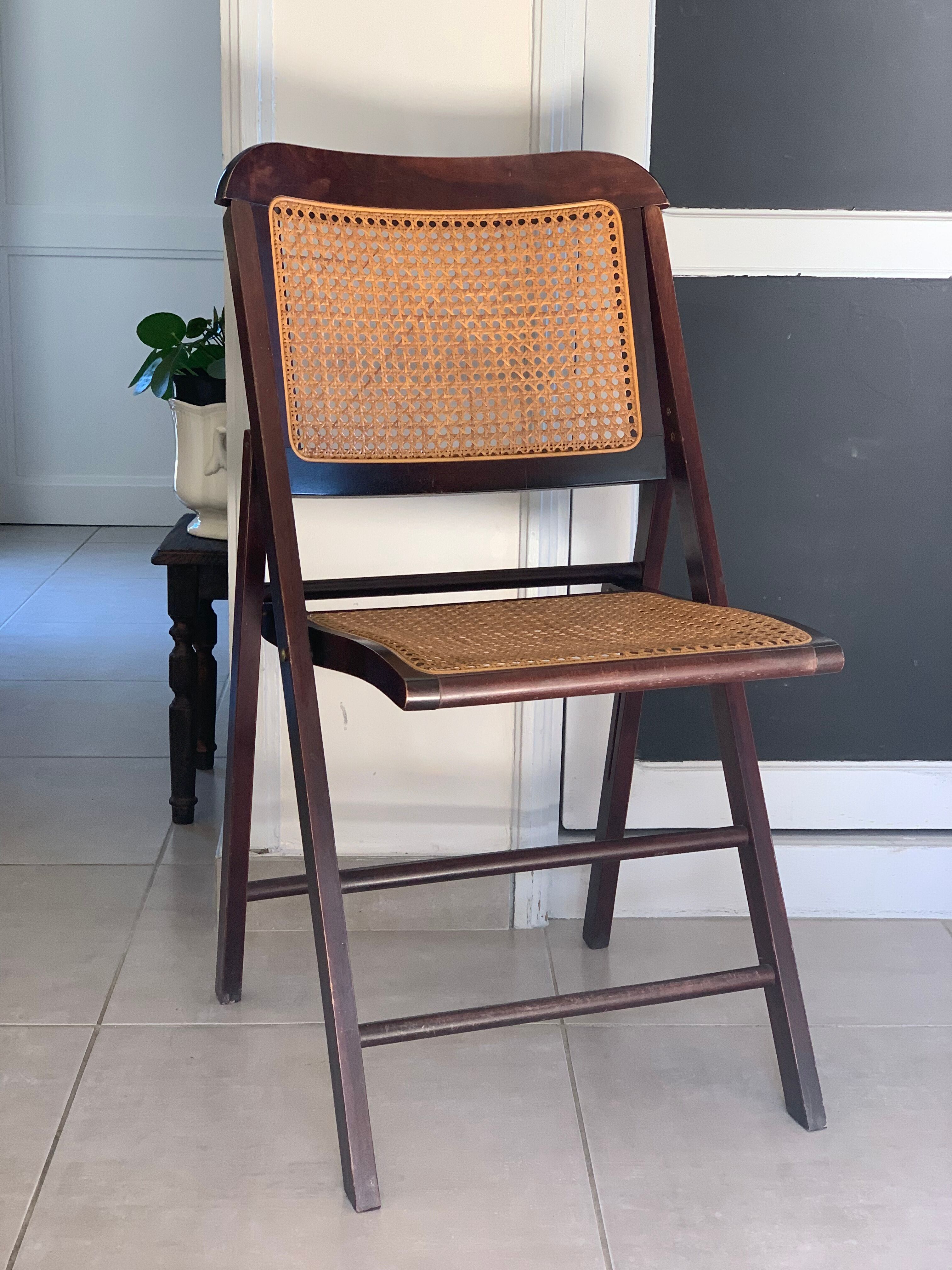 Canned folding chair