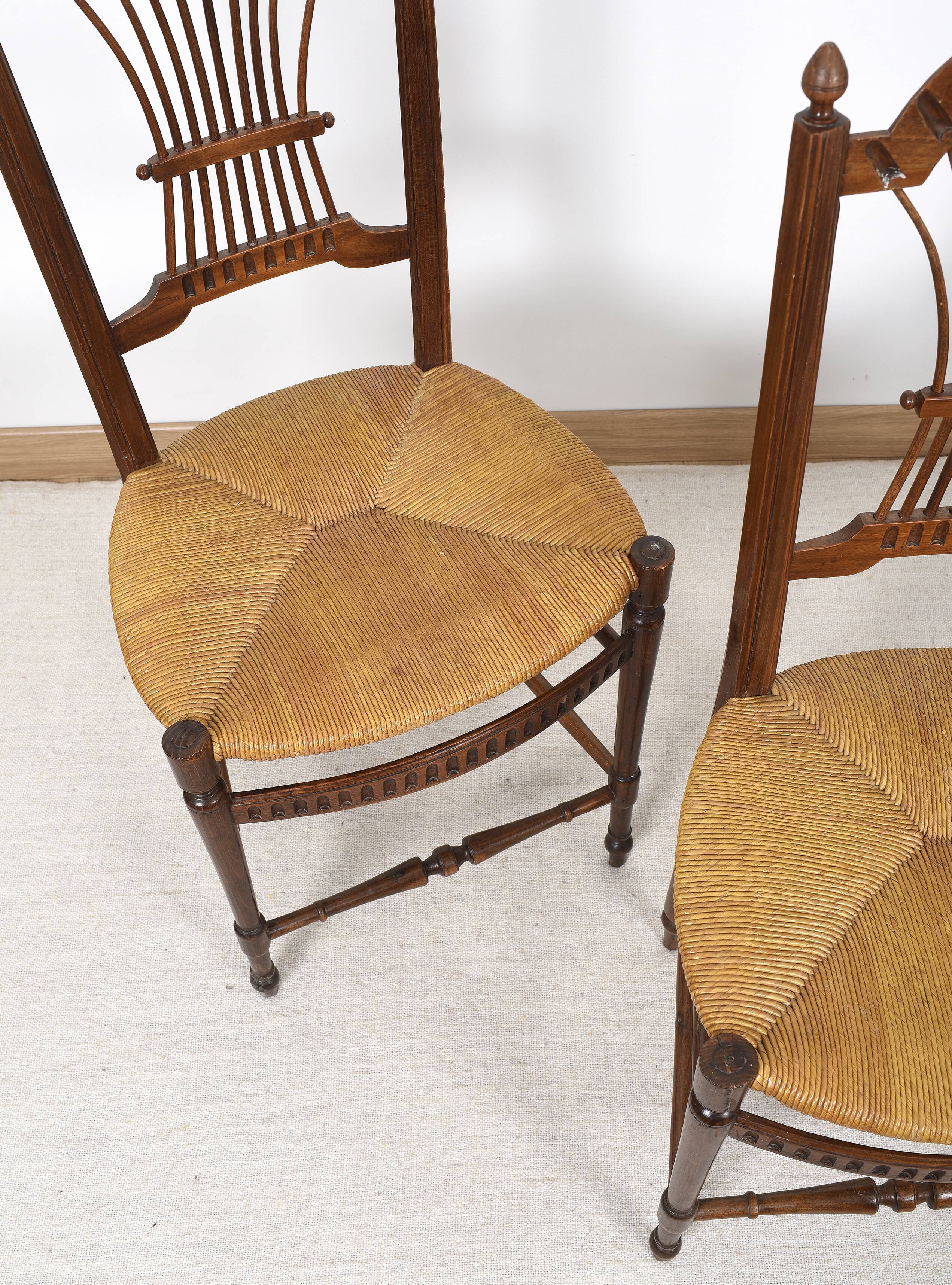 3 wooden and straw chairs, decorated with a sheaf of wheat.