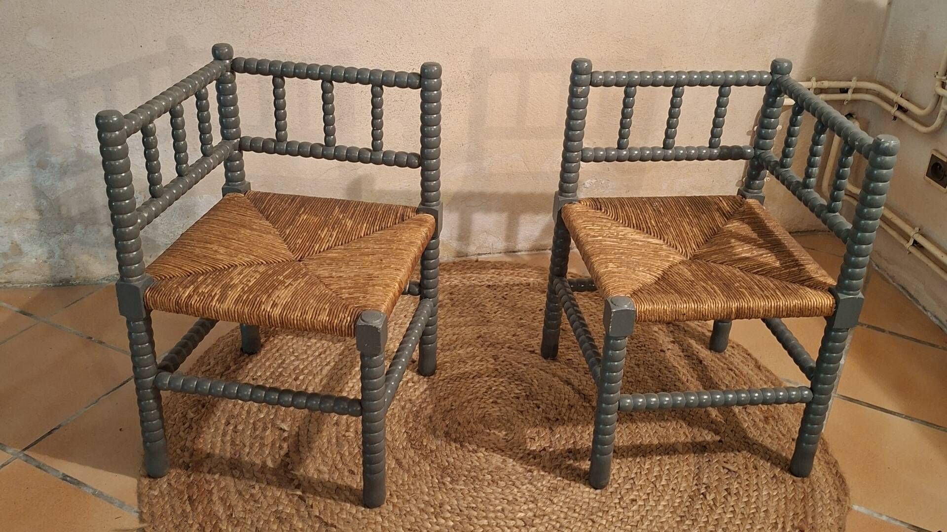 Paire de chaises d'angle