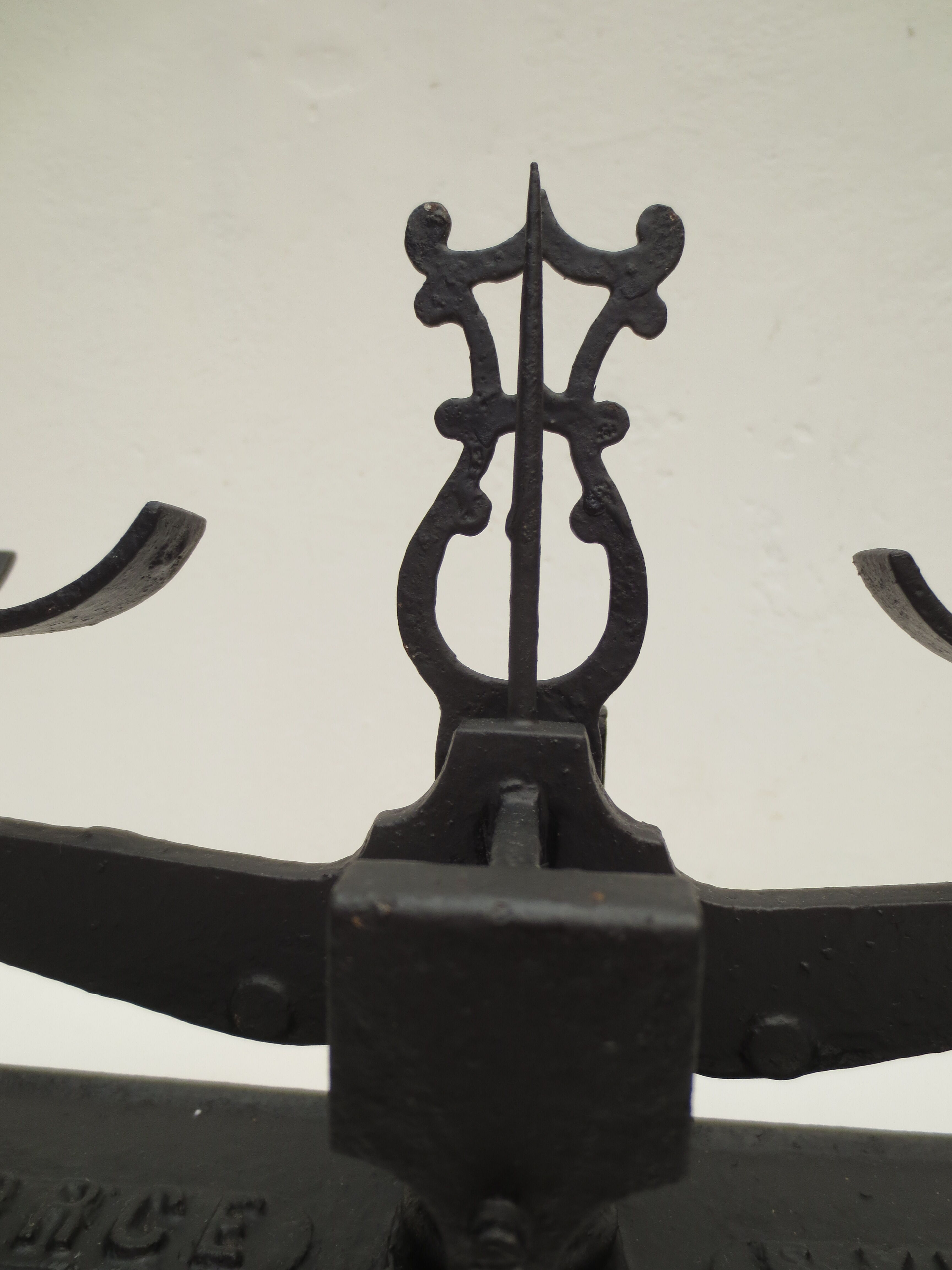 Old complete roberval balance in black cast iron with fine lines (force 5 kg)
