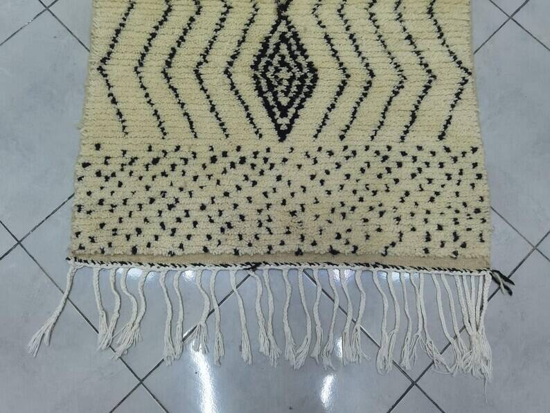 Handcrafted Moroccan rug decorated 250cm x 150cm