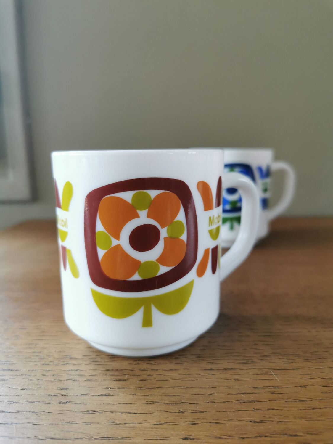 Set of 3 cups and a vintage Mobil pourer