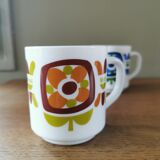 Set of 3 cups and a vintage Mobil pourer