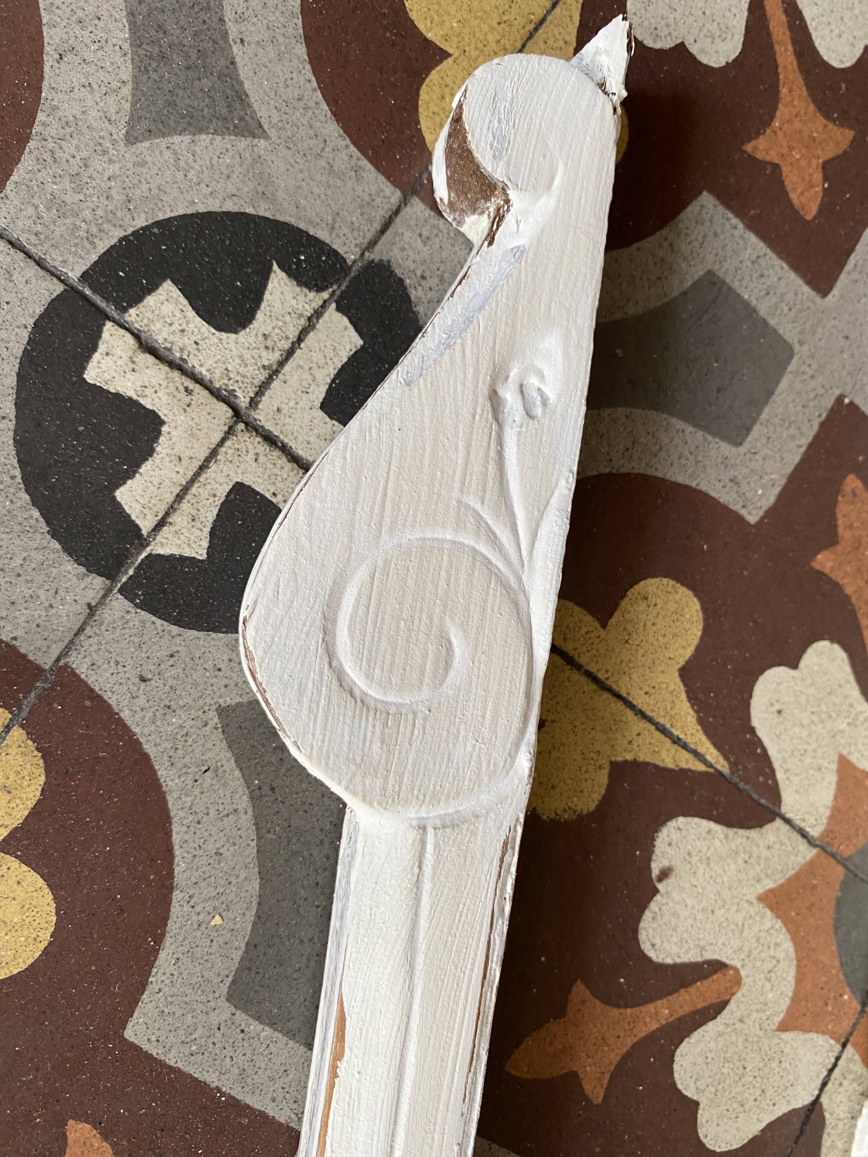 Fronton en bois patiné blanc.