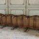 Grande banquette Louis XV en bois naturel mouluré et sculpté, France XVIIIème siècle