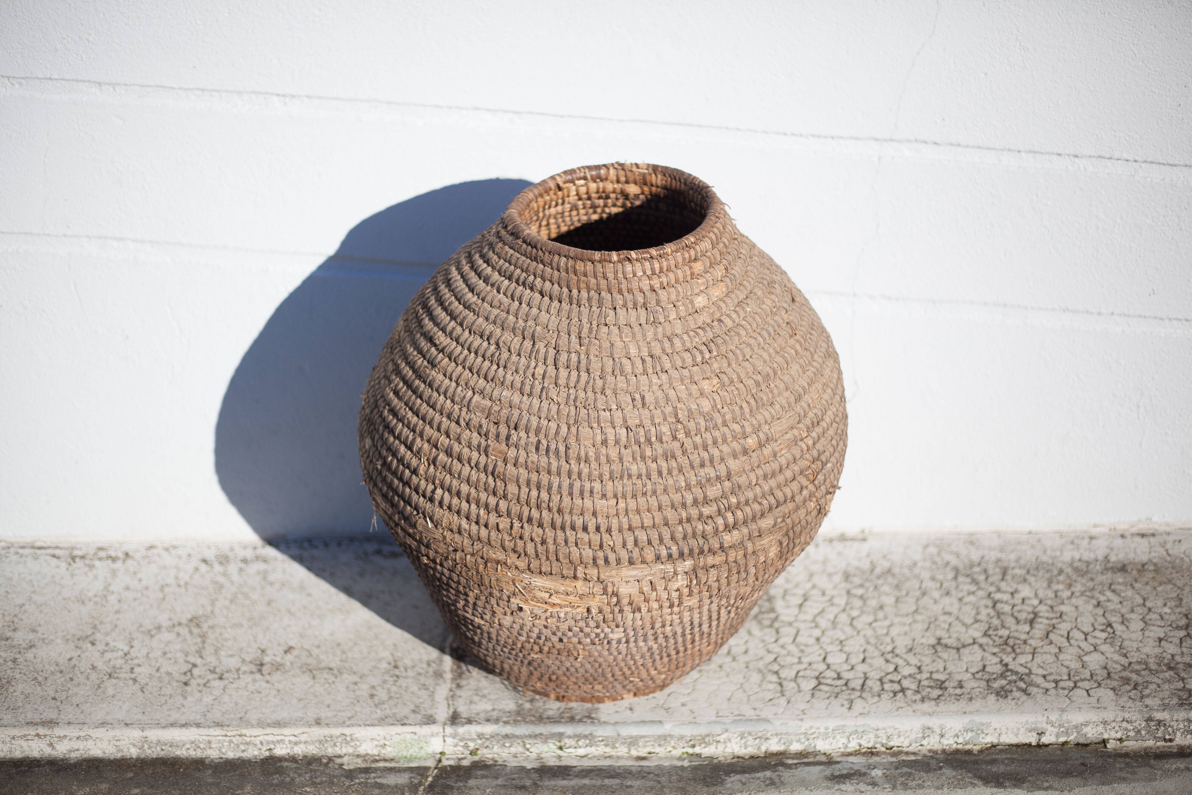 Old basket, burgundy XL straw and bramble, woven basket, interior decoration, pantry, cache