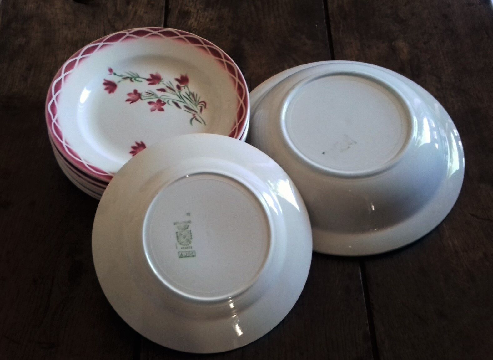8 flat plates and a round deep dish Digoin Sarreguemines Aude Art Deco