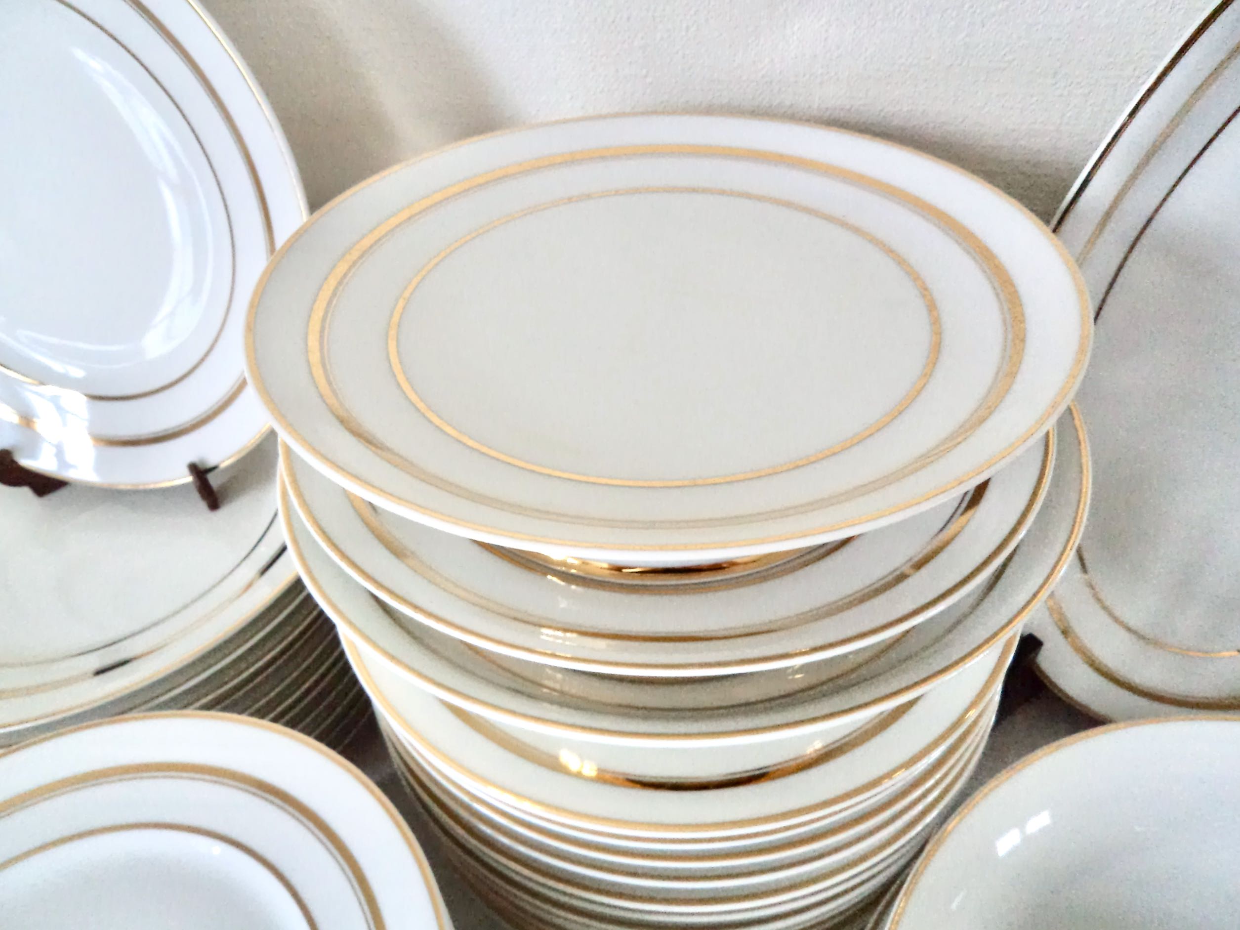 Service assiettes et plats art déco pour 12 personnes
