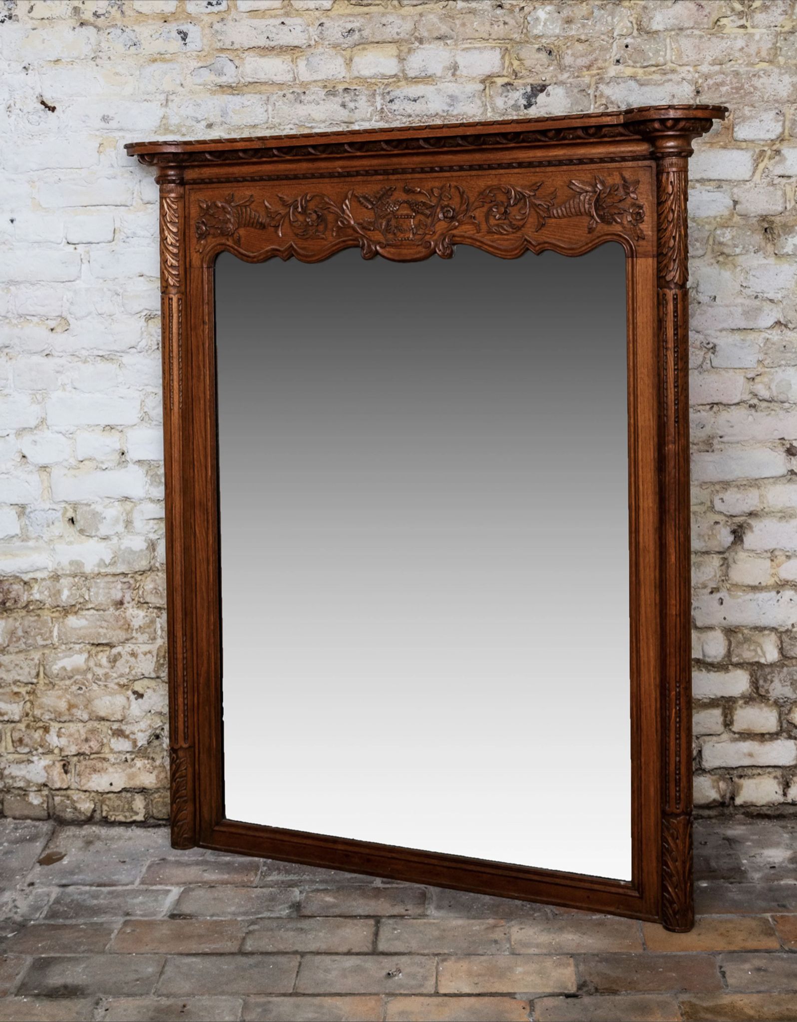 Miroir biseauté en chêne sculpté début XXème