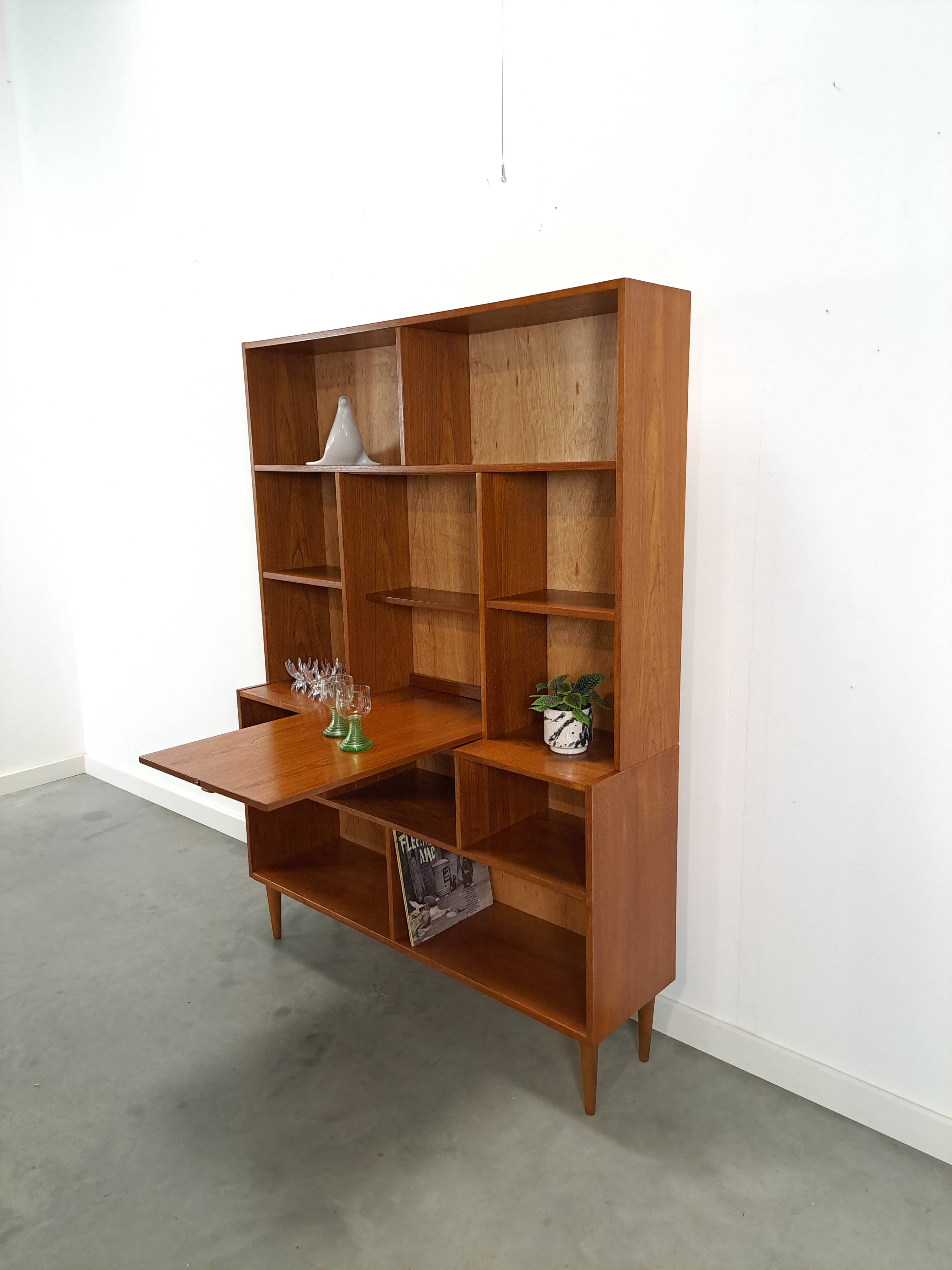 Deens hoge teak vakkenkast met bar vintage wandkast