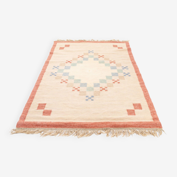 Tapis scandinave à tissage plat du milieu du siècle par Anne-Marie Boberg. 202 (218 avec les franges) x 129 cm