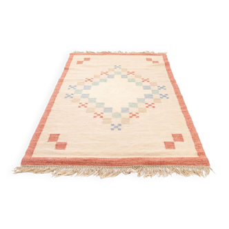 Tapis scandinave à tissage plat du milieu du siècle par Anne-Marie Boberg. 202 (218 avec les franges) x 129 cm