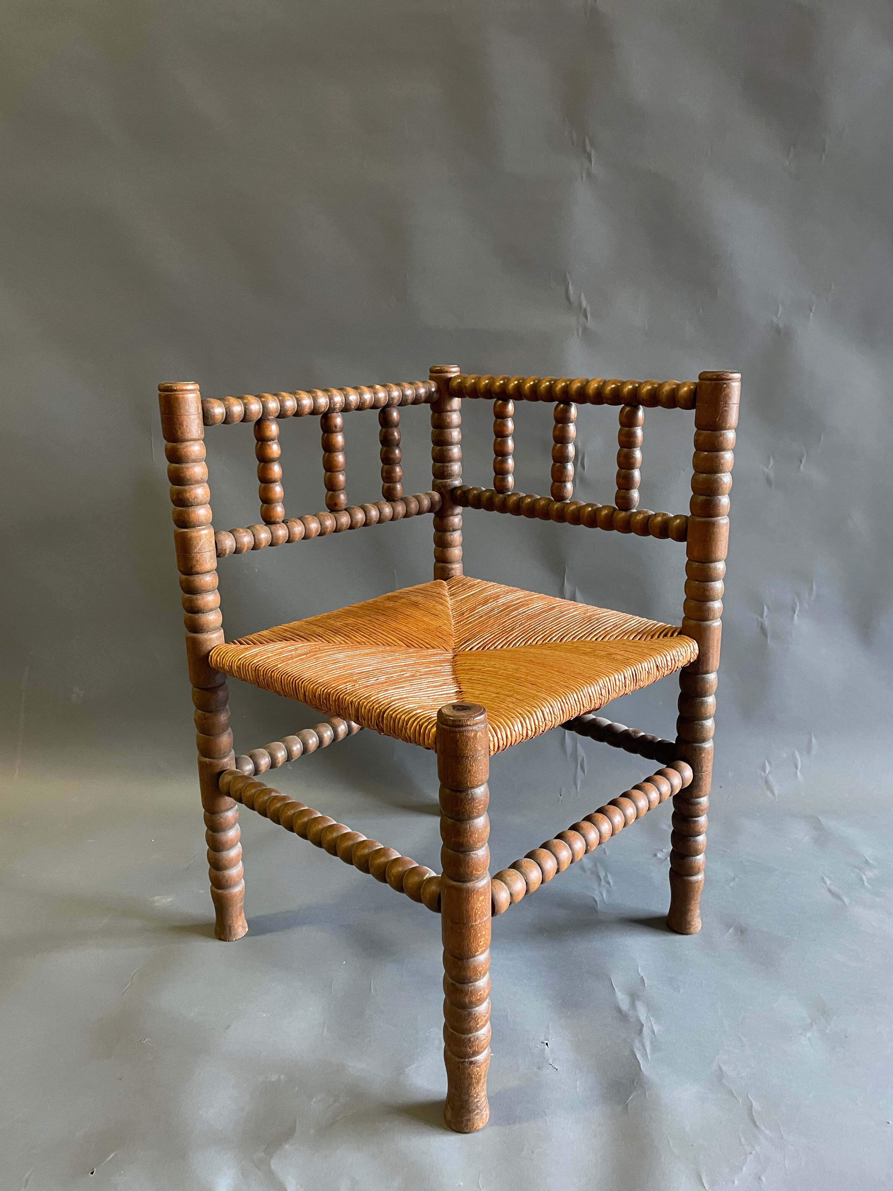 Chaise d’angle en bois et paille années 50