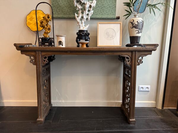 Console chinoise en orme ancien, piètement sculpté ajouré et plateau g