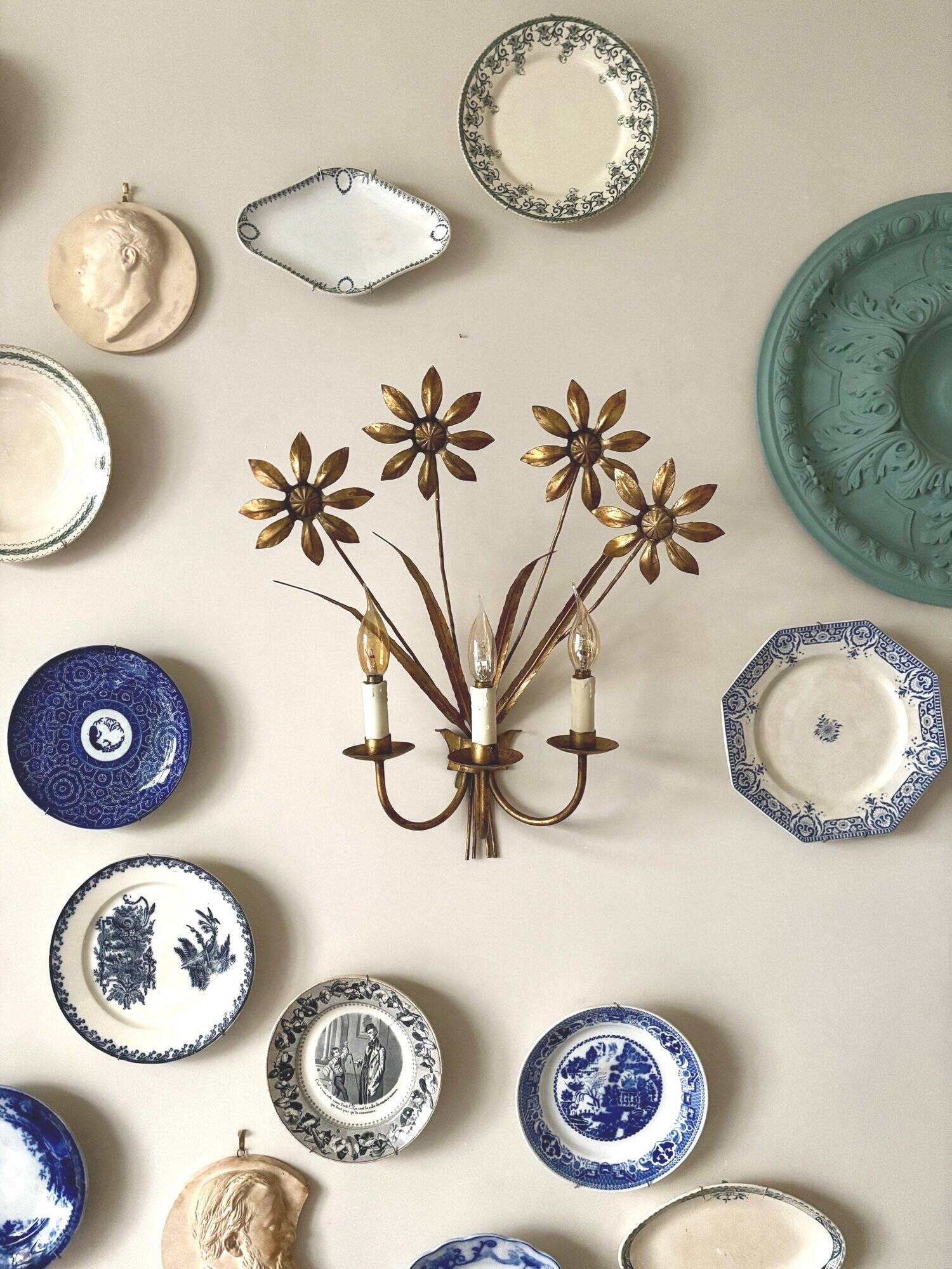 3-light flower wall light in gold metal