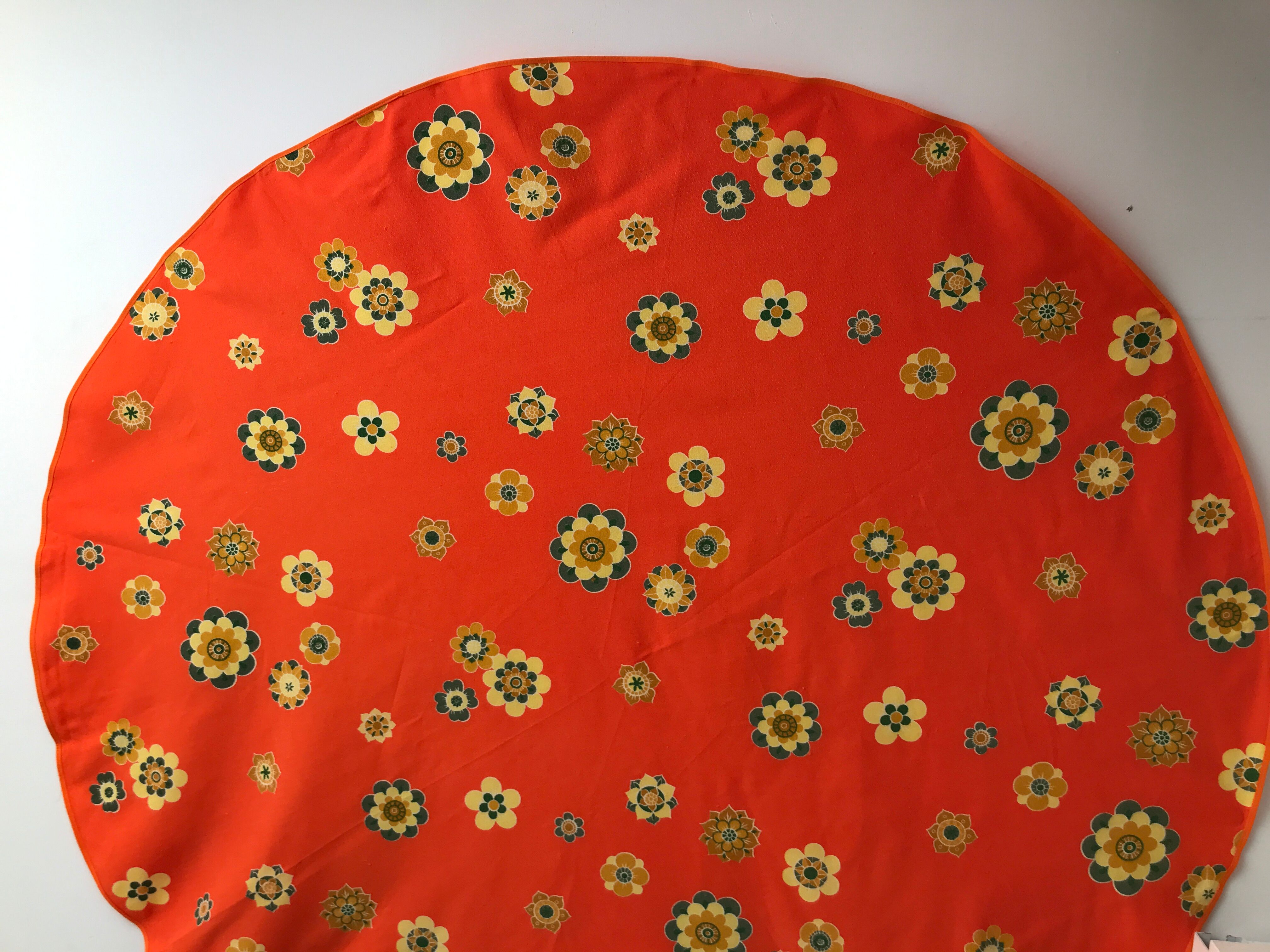 Round tablecloth and 7 towels seventies 70s