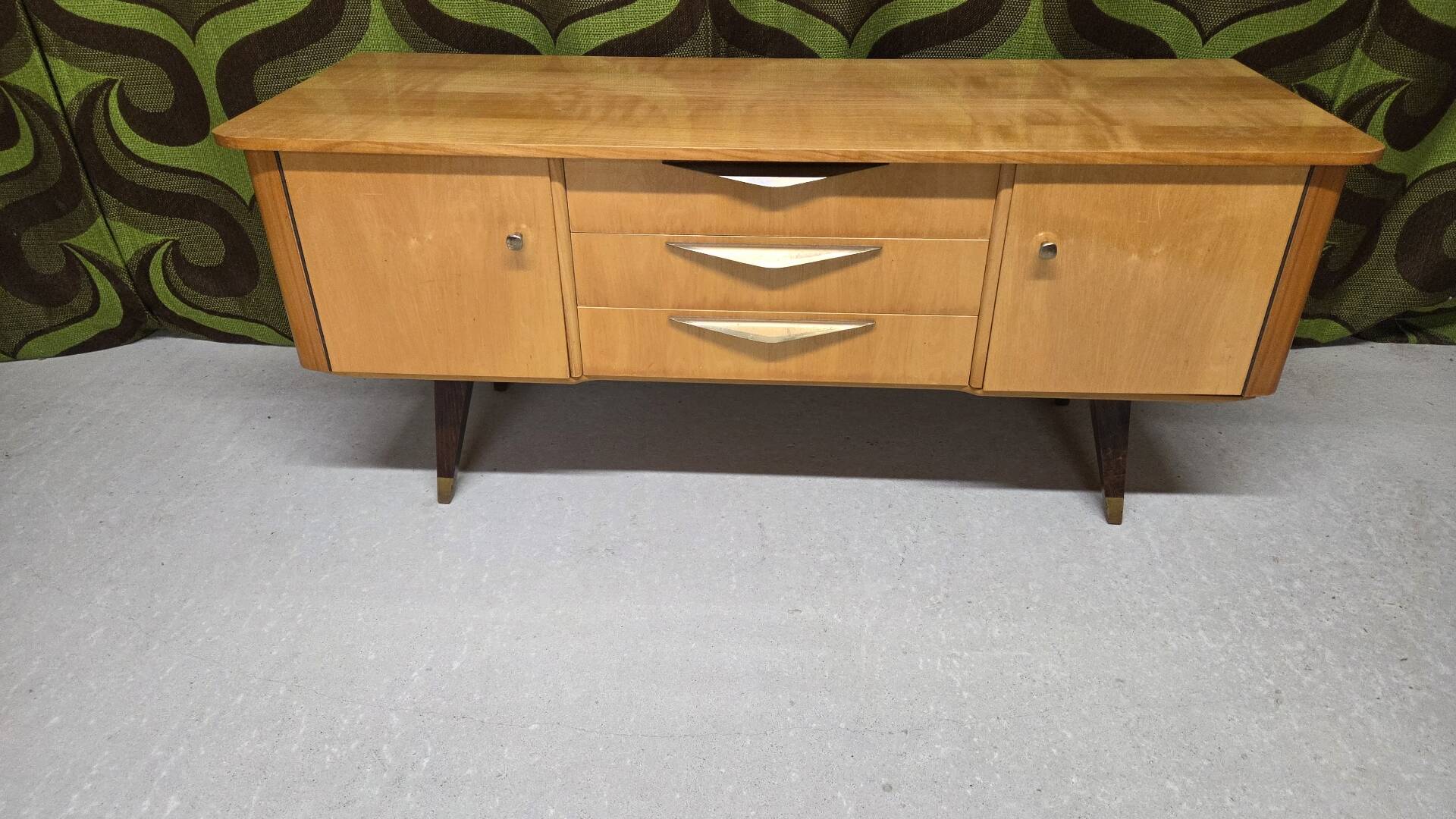 Vintage low enfilade from the 50s/60s – sculptural handles & tapered legs