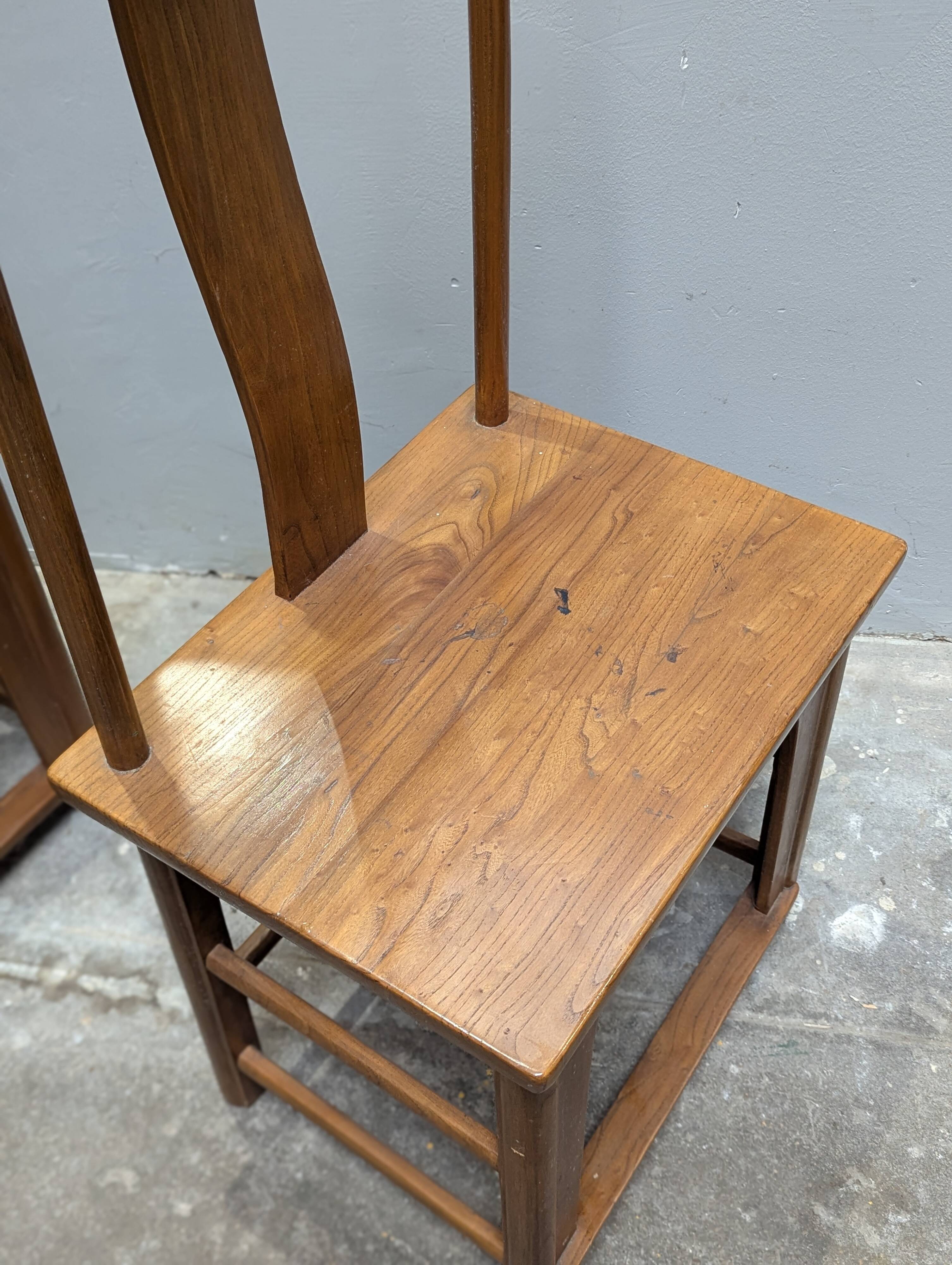 Paire de chaises chinoises en orme