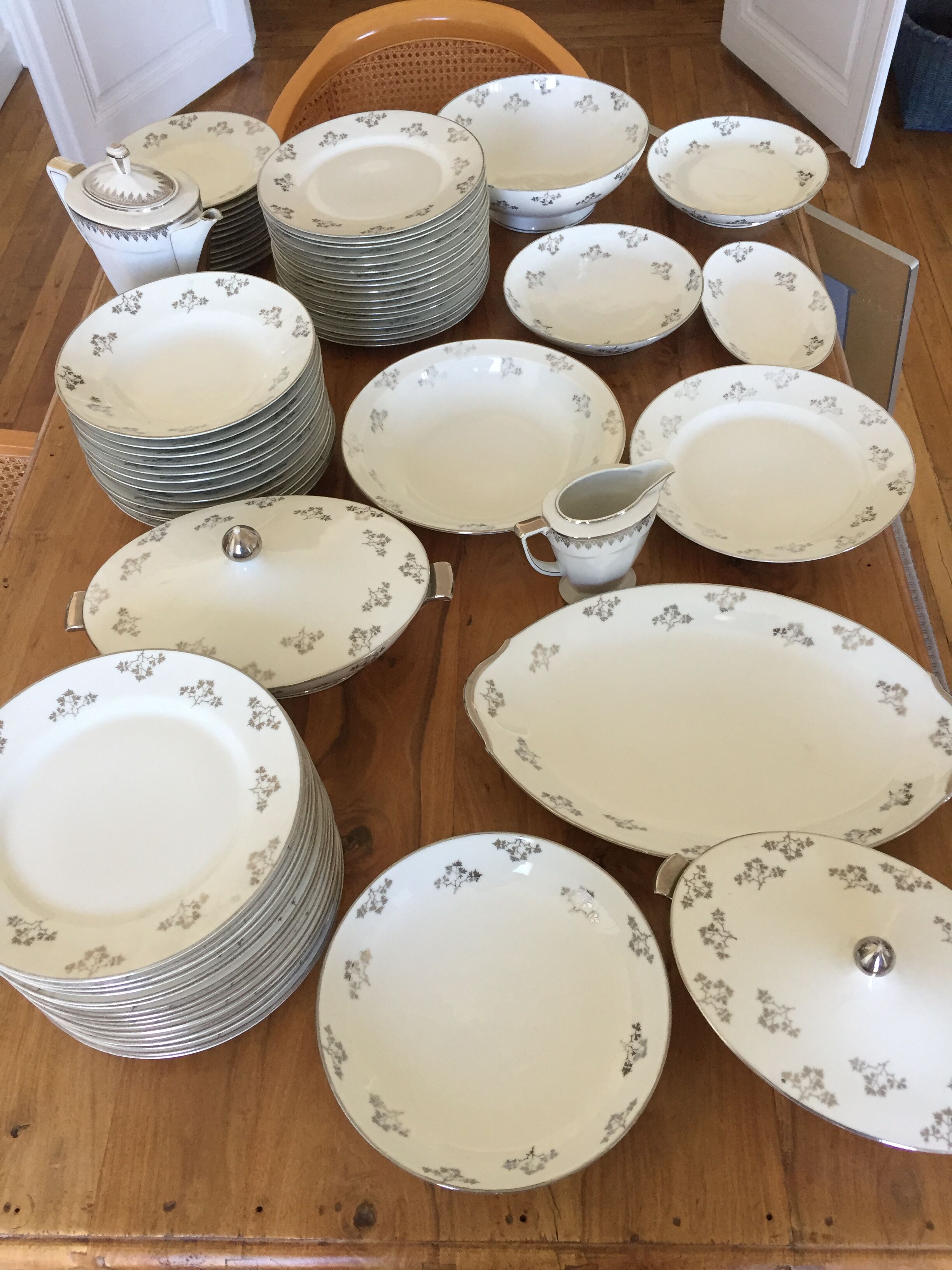 Service 70 pieces porcelain from limoges art deco