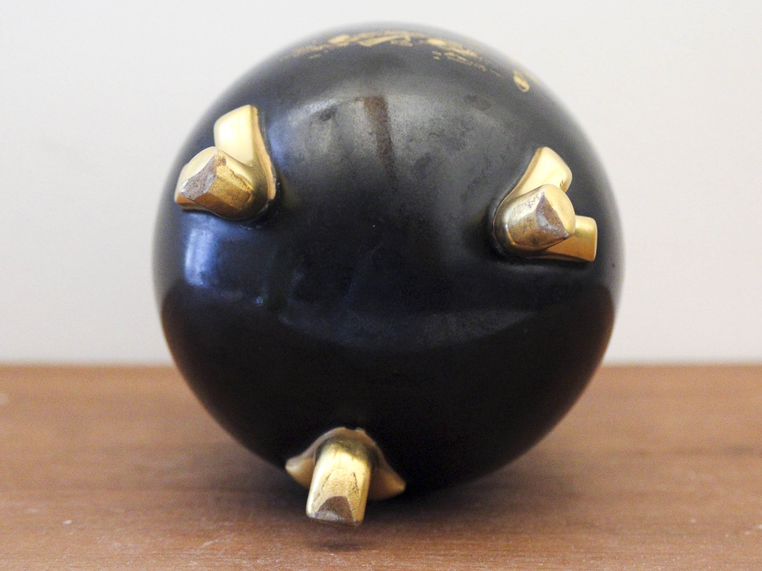 Egg-shaped porcelain vase decorated with Pierrot and Columbine