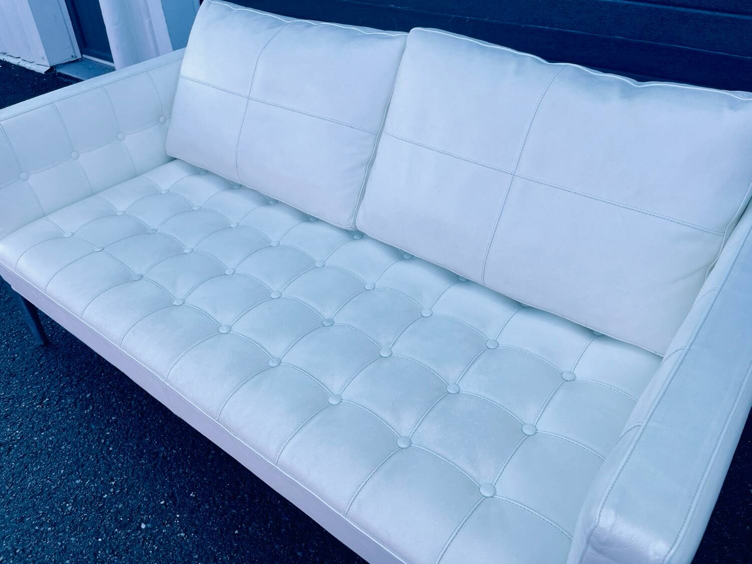 White leather flower sofa Phillipe Starck x Cassina (volage 243_02 model