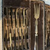 Ancienne ménagère de couteaux et service a salade XX siècle