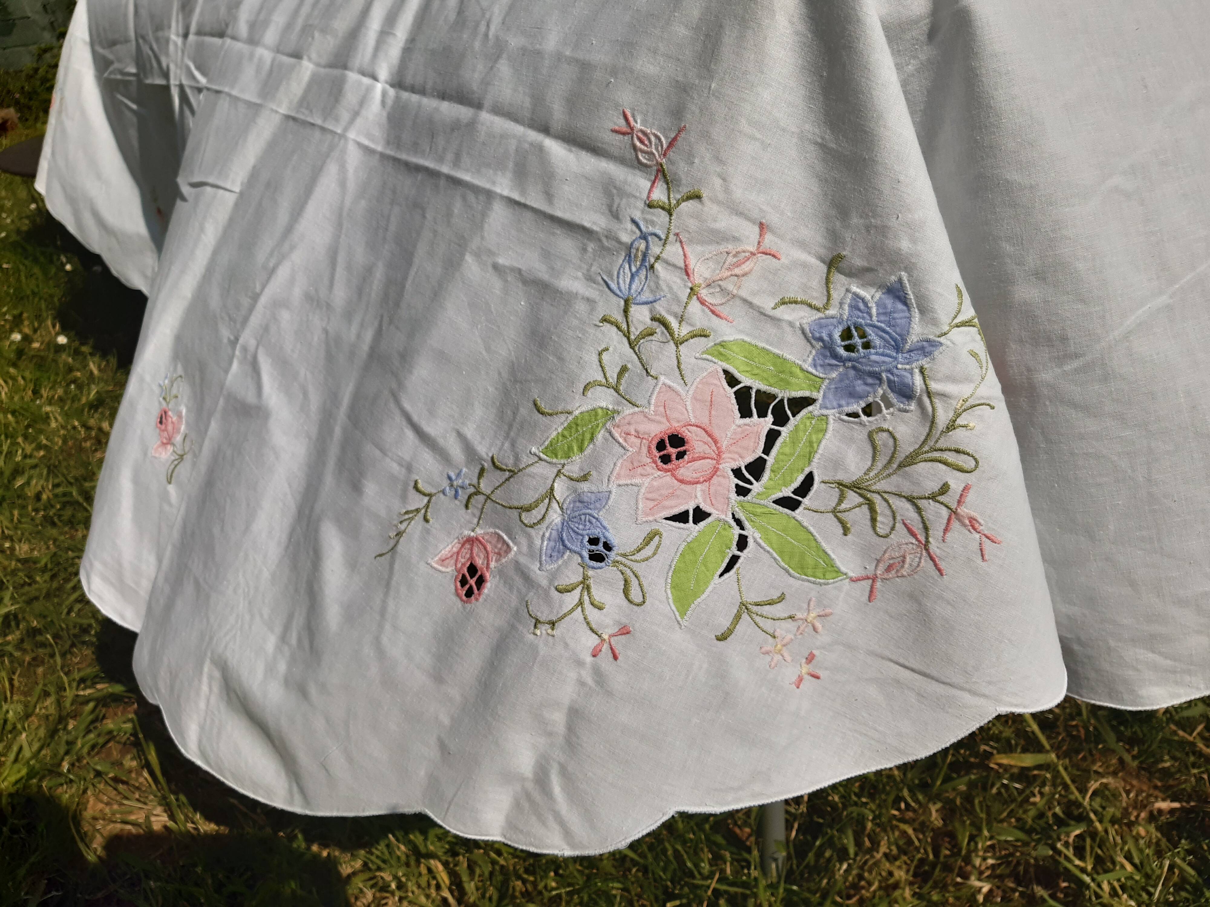 White oval tablecloth large format floral 255X170