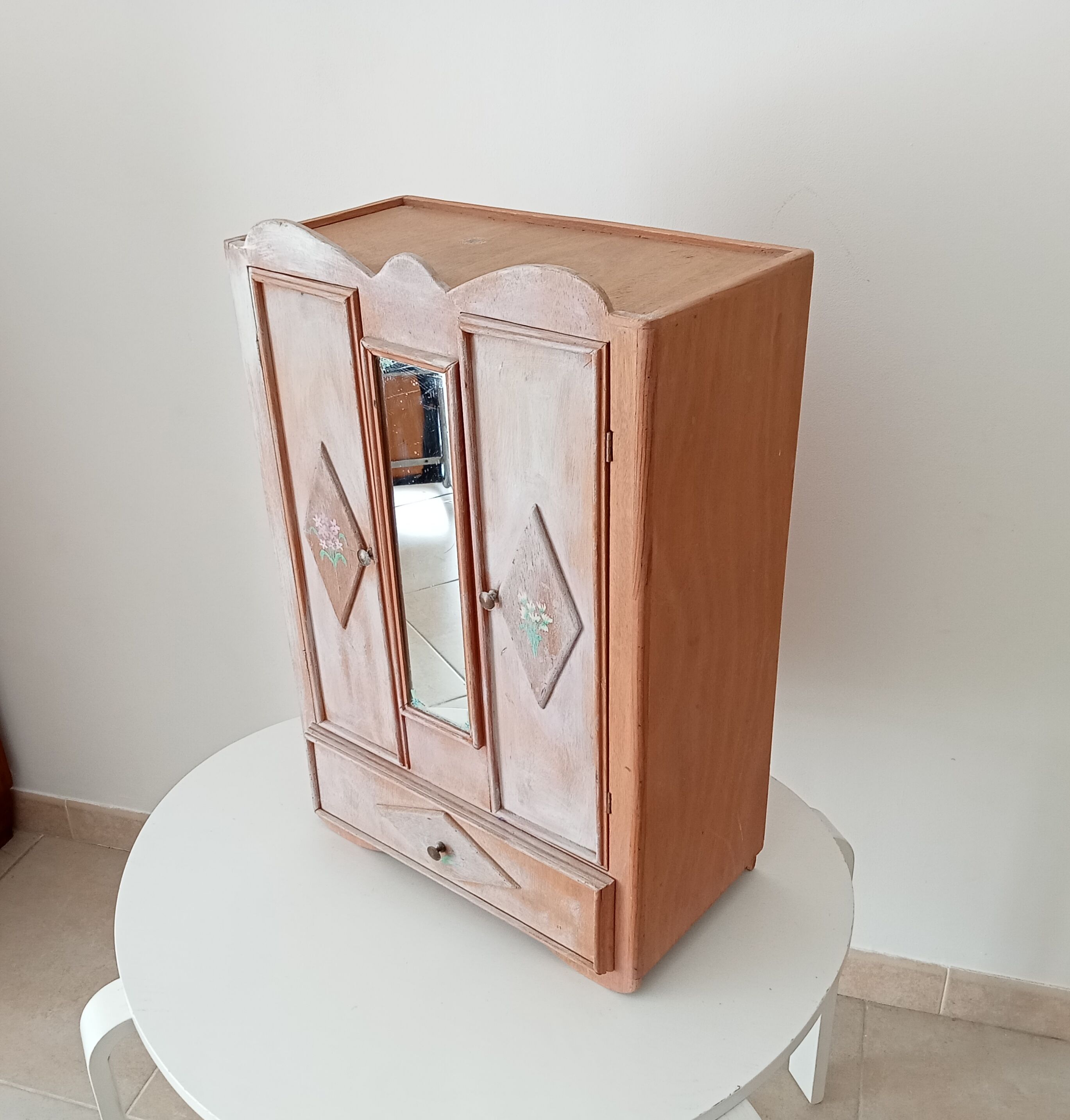 Art Deco doll cabinet 50s