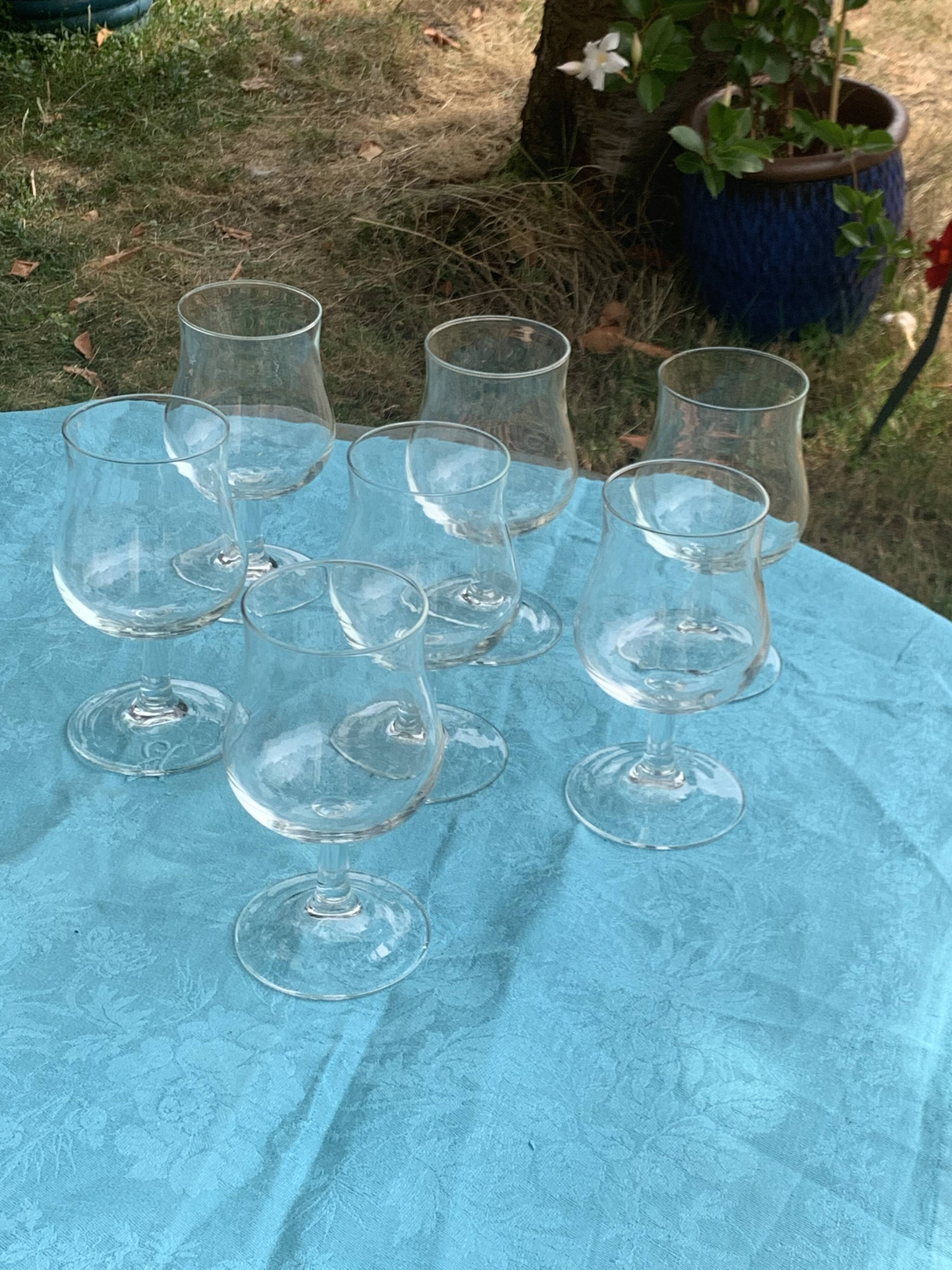 Set of 7 large Luminarc France wine glasses in transparent glass on a stem