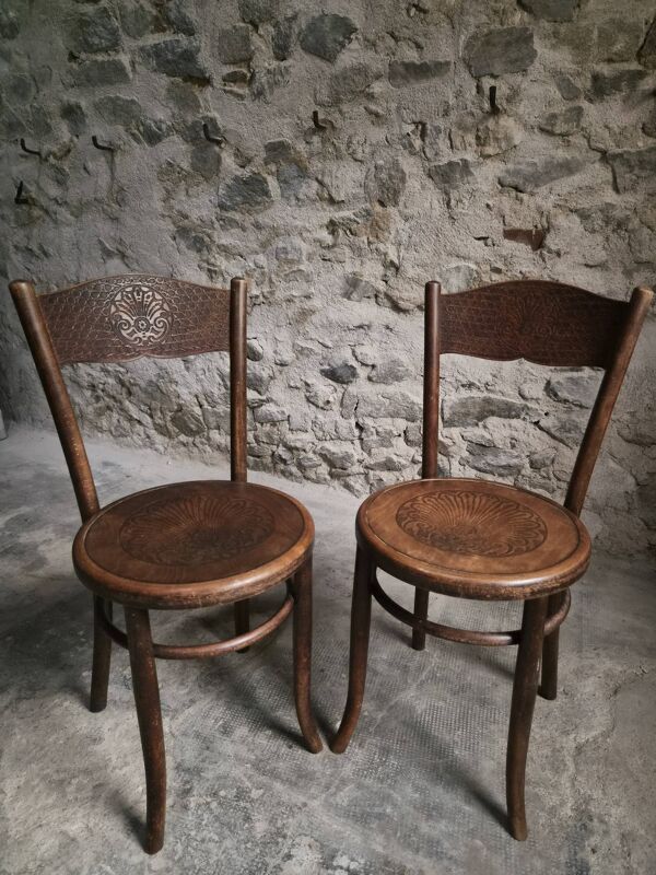 Chaises bistrot Fischel Autriche anciennes, chaises de salle à manger en bois courbé, décor Art Nouveau embossé, lot de 2, vers 1900–1915