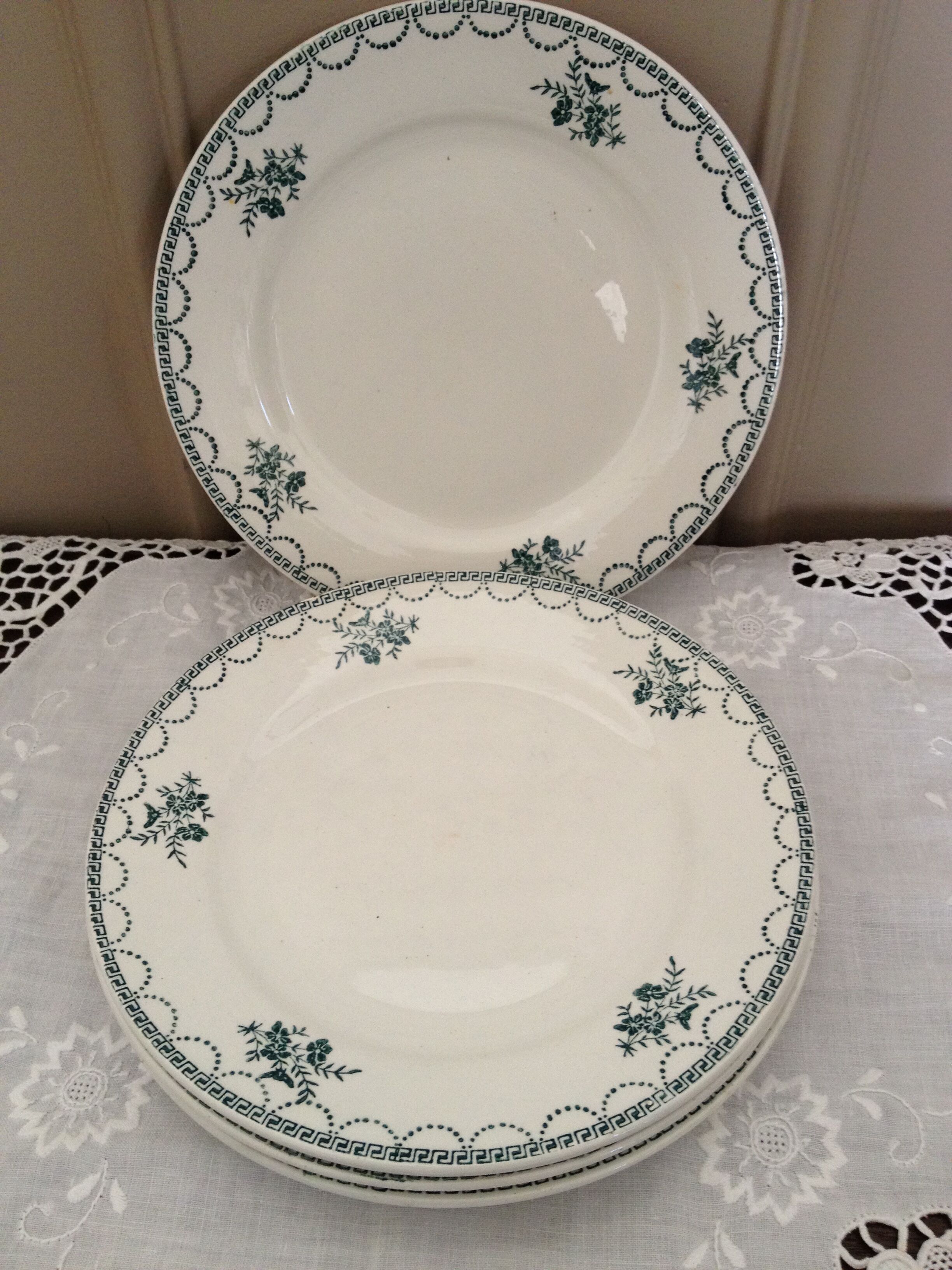Set 4 dinner plates and 4 soup plates