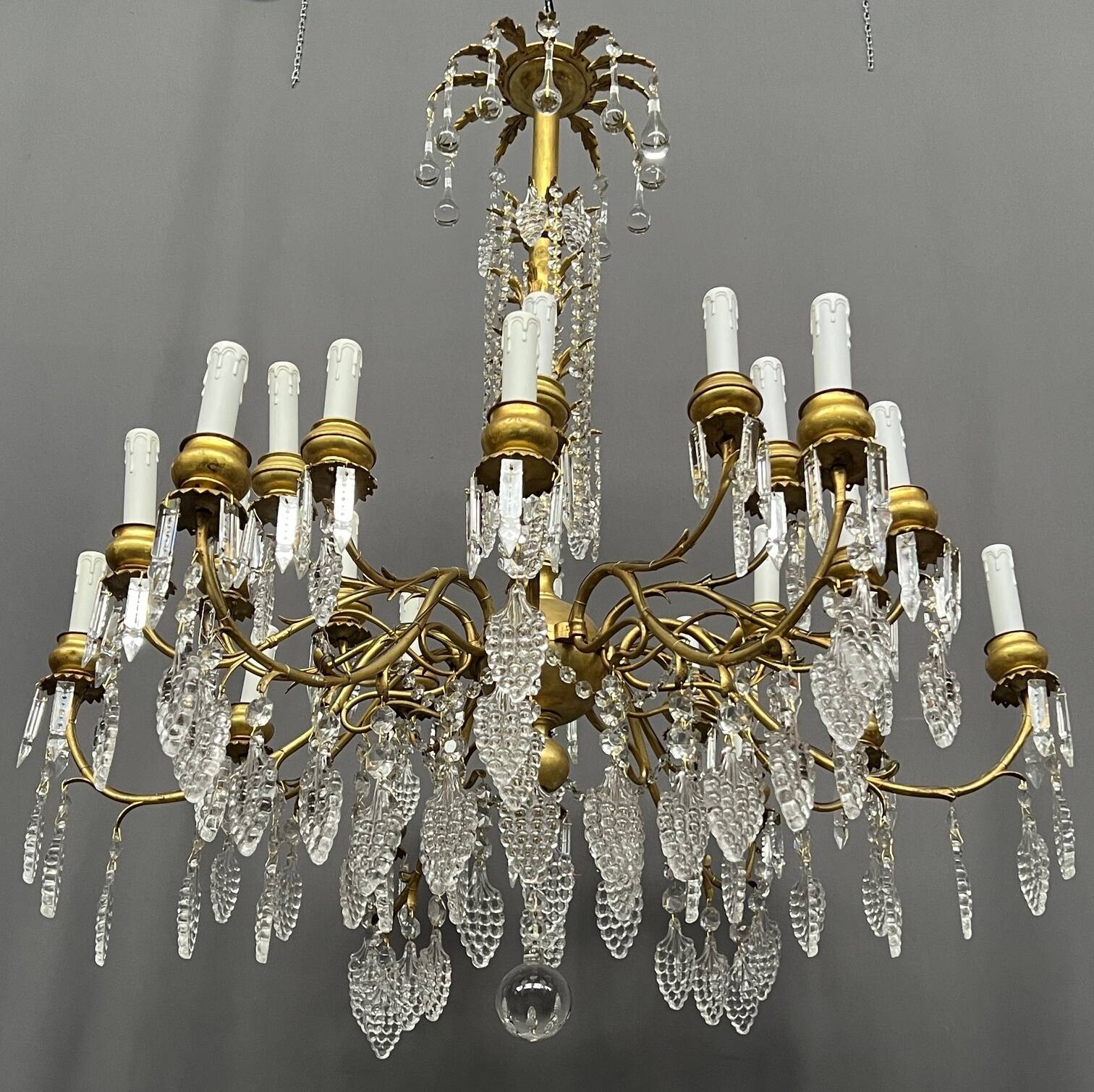 Antique chandelier with 24 light points. Bronze, solid crystal.