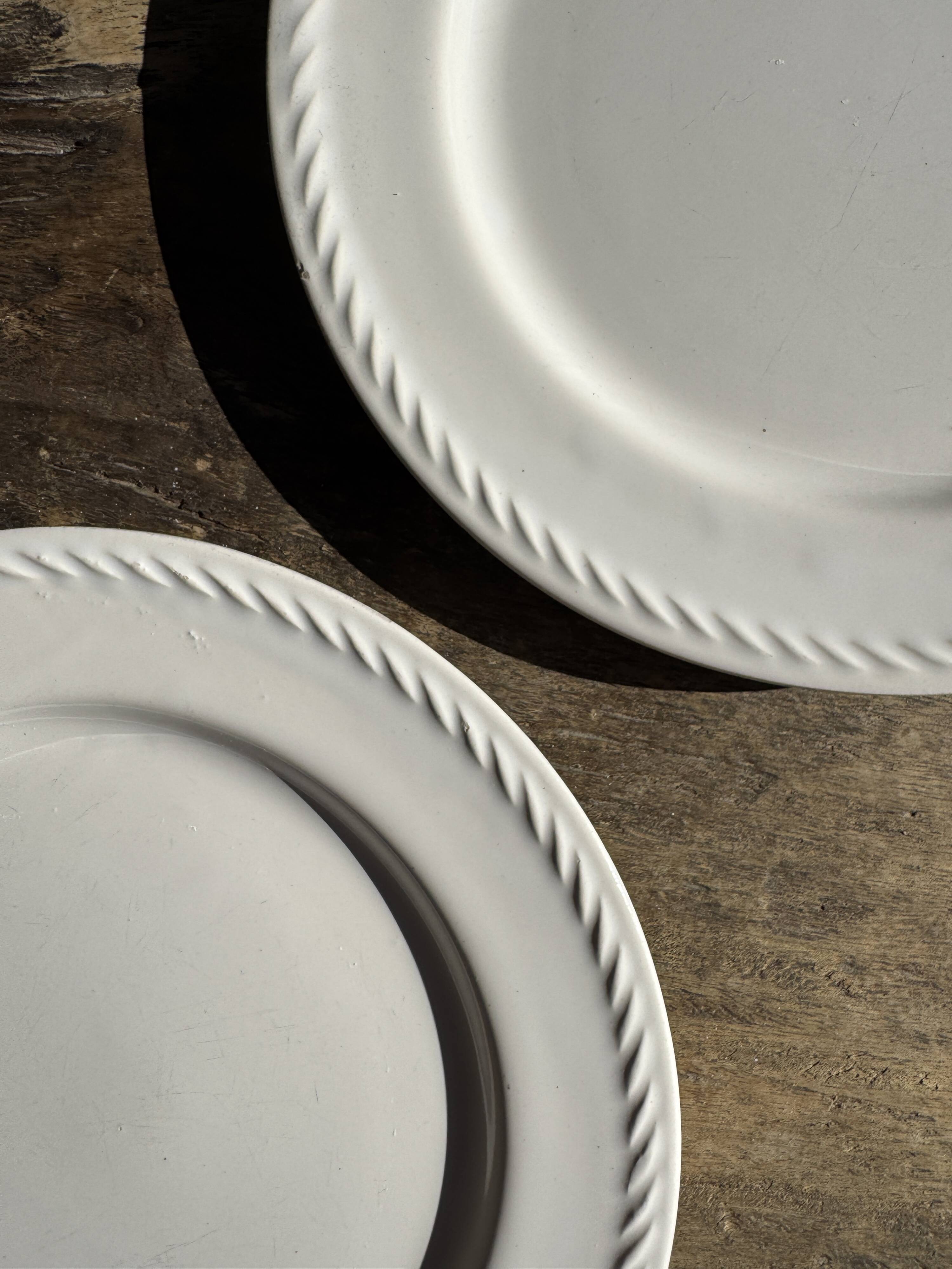 Set of 3 large classic white plates D24.5