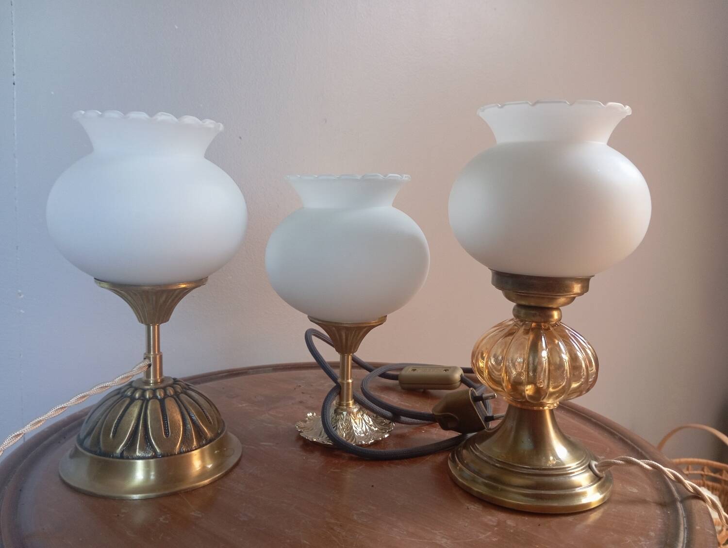 Trio lampes à poser style art deco bronze et opaline blanche