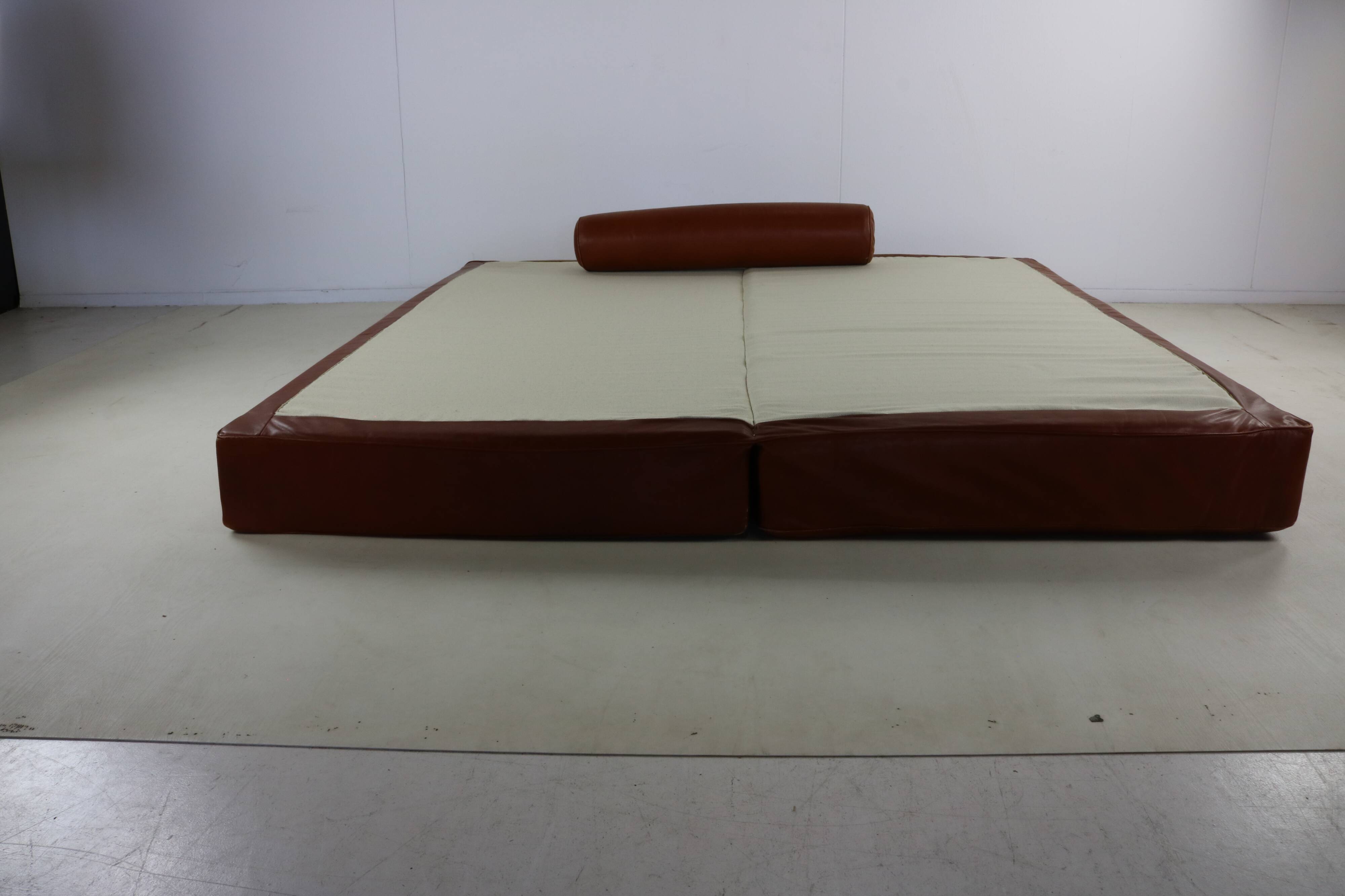 Scarce dutch design all leather daybed by Martin Visser for Spectrum Hollan