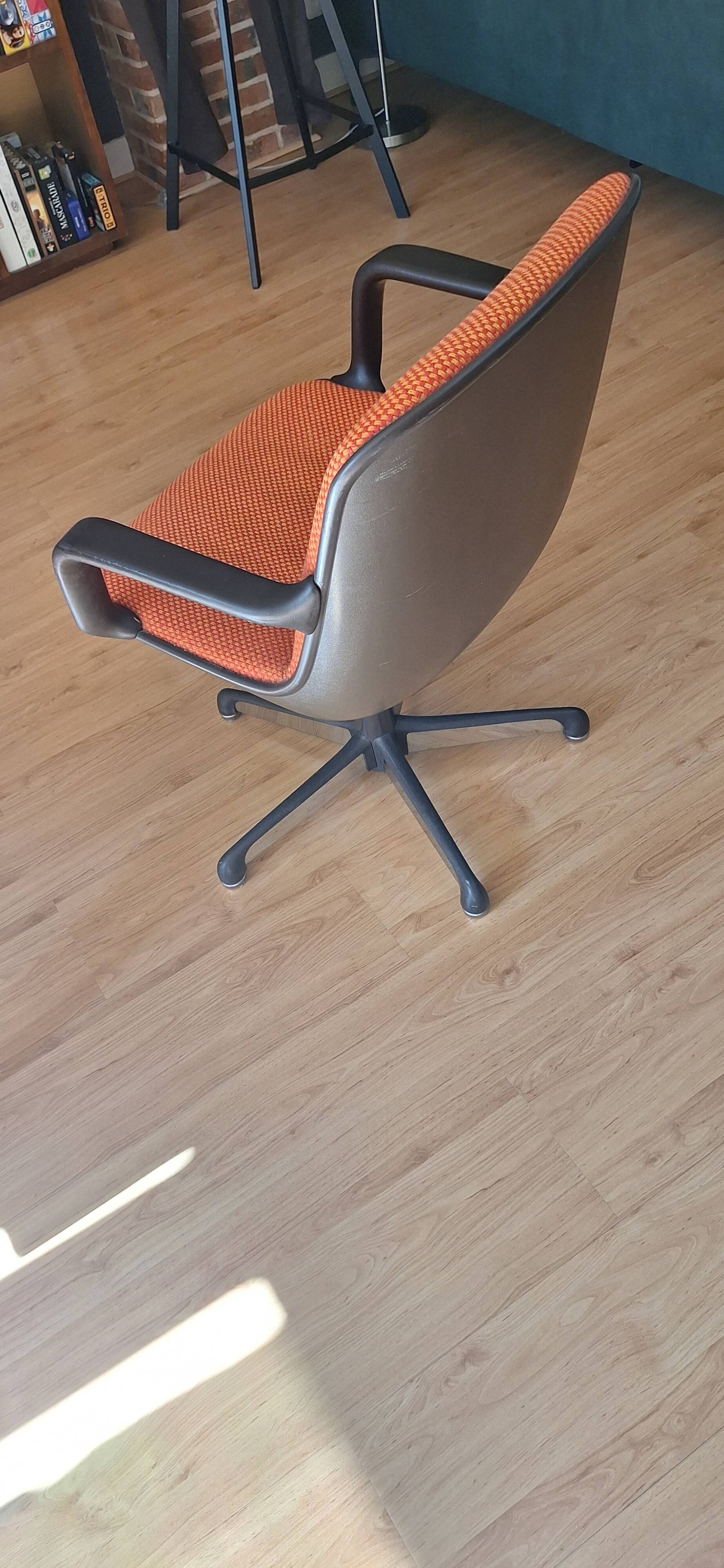 Pollock office chairs manufactured by Comforto