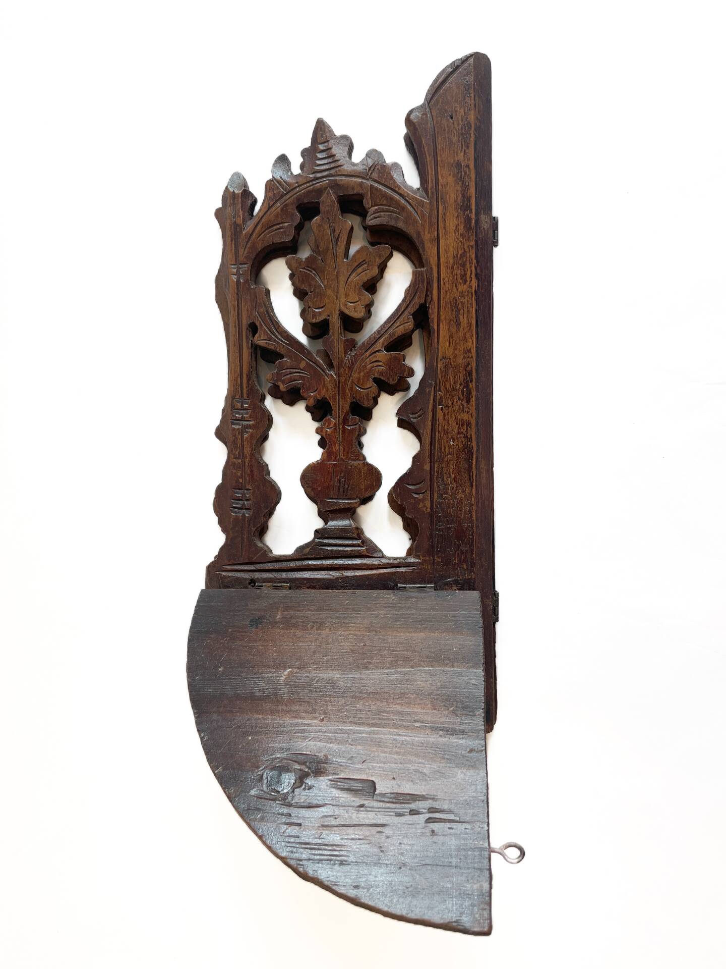 Petite étagère d’angle en bois sculpté
