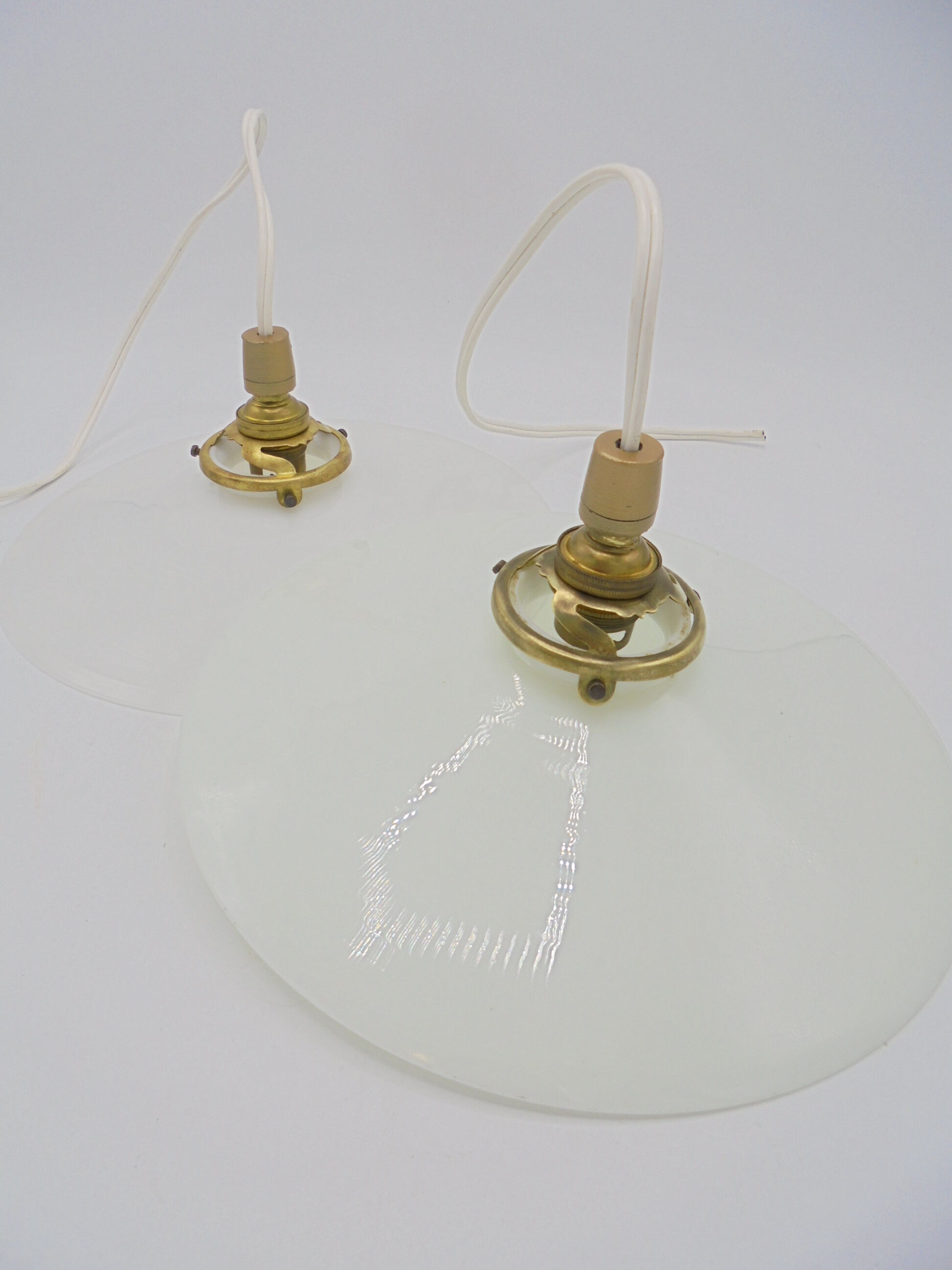 Paire de suspensions en opaline blanche