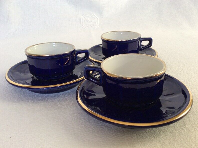 Lot de 3 tasses, soucoupes et d'un pot à lait bleues marine en porcelaine Delaunay