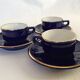 Lot de 3 tasses, soucoupes et d'un pot à lait bleues marine en porcelaine Delaunay