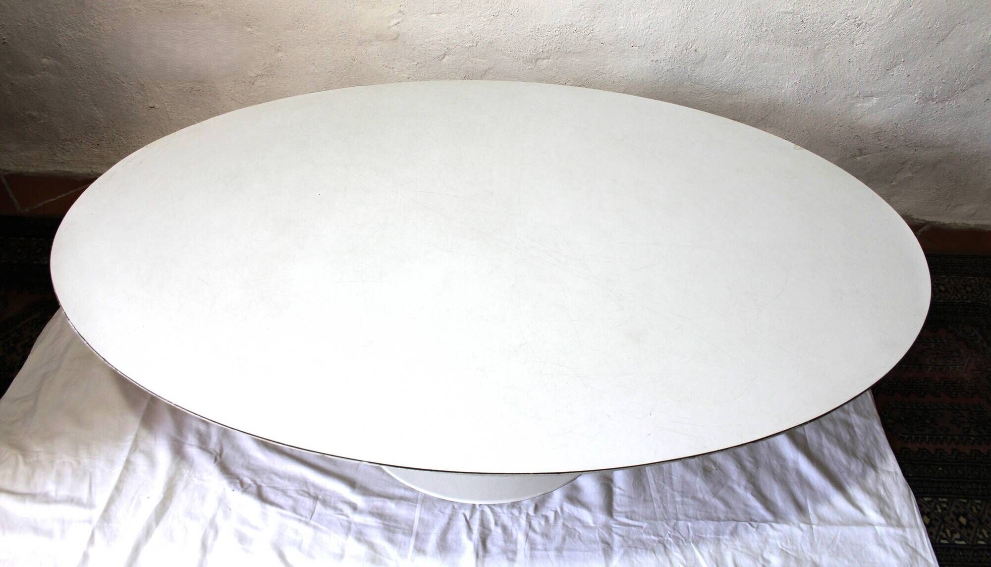 Table basse d'Eero Saarinen pour Knoll
