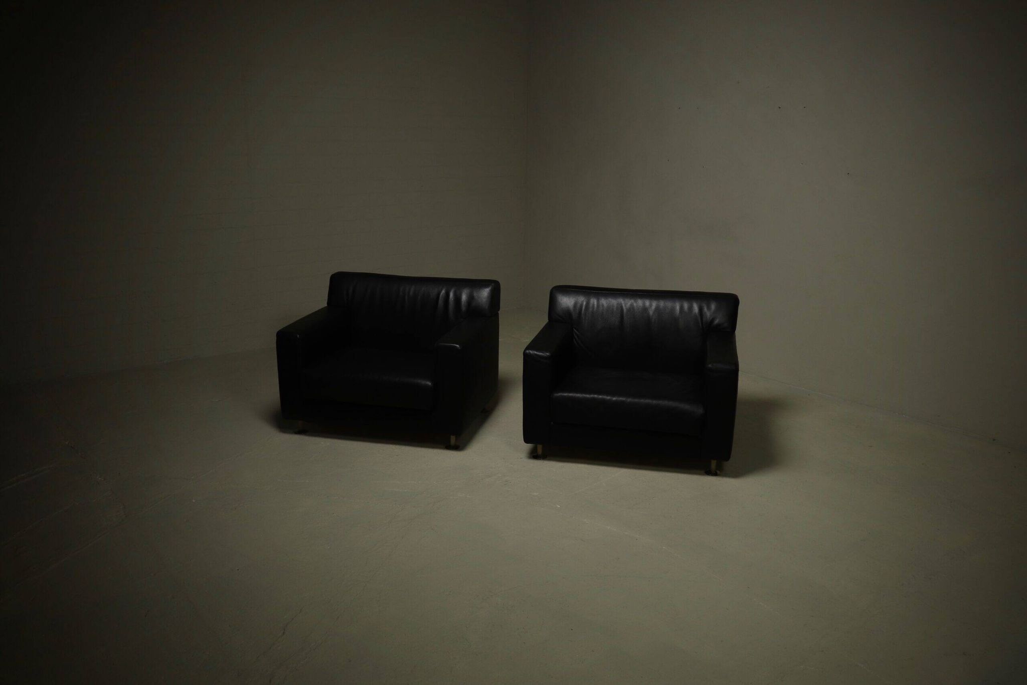 Pair of lounge chairs by Kunihide Oshinomi for Matteo Grassi 1980s