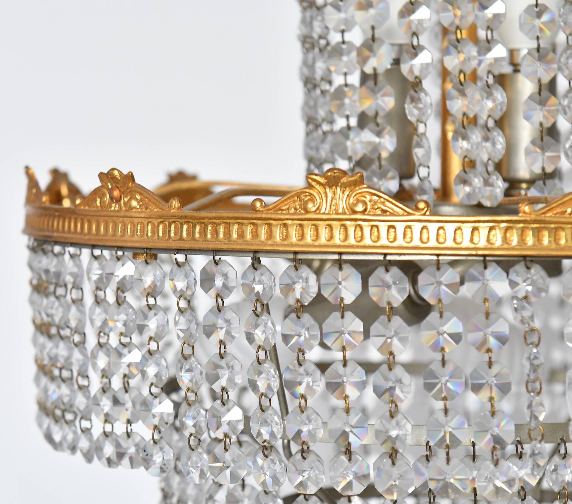 3-light chandelier in gold metal and glass pendants
