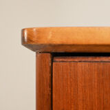 Commode vintage avec poignées métalliques
